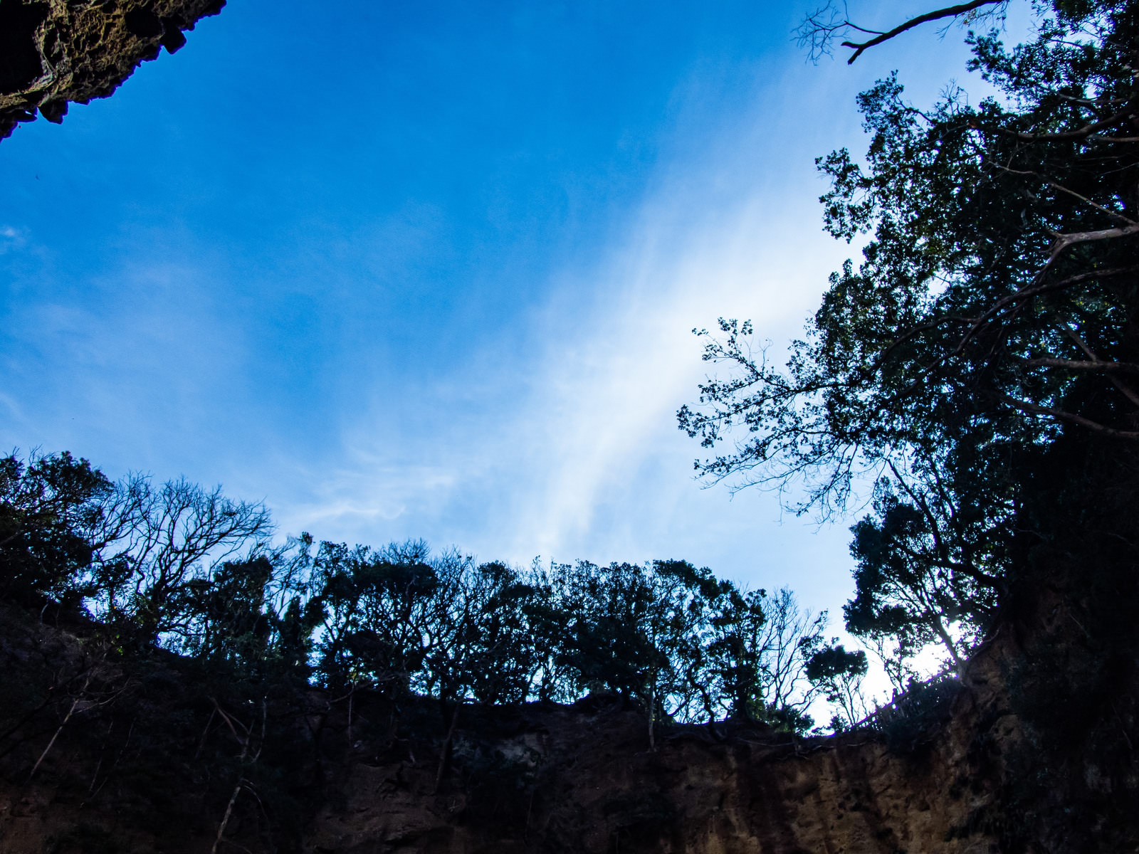 龍宮窟から見上げた青空の写真素材 ぱくたそ