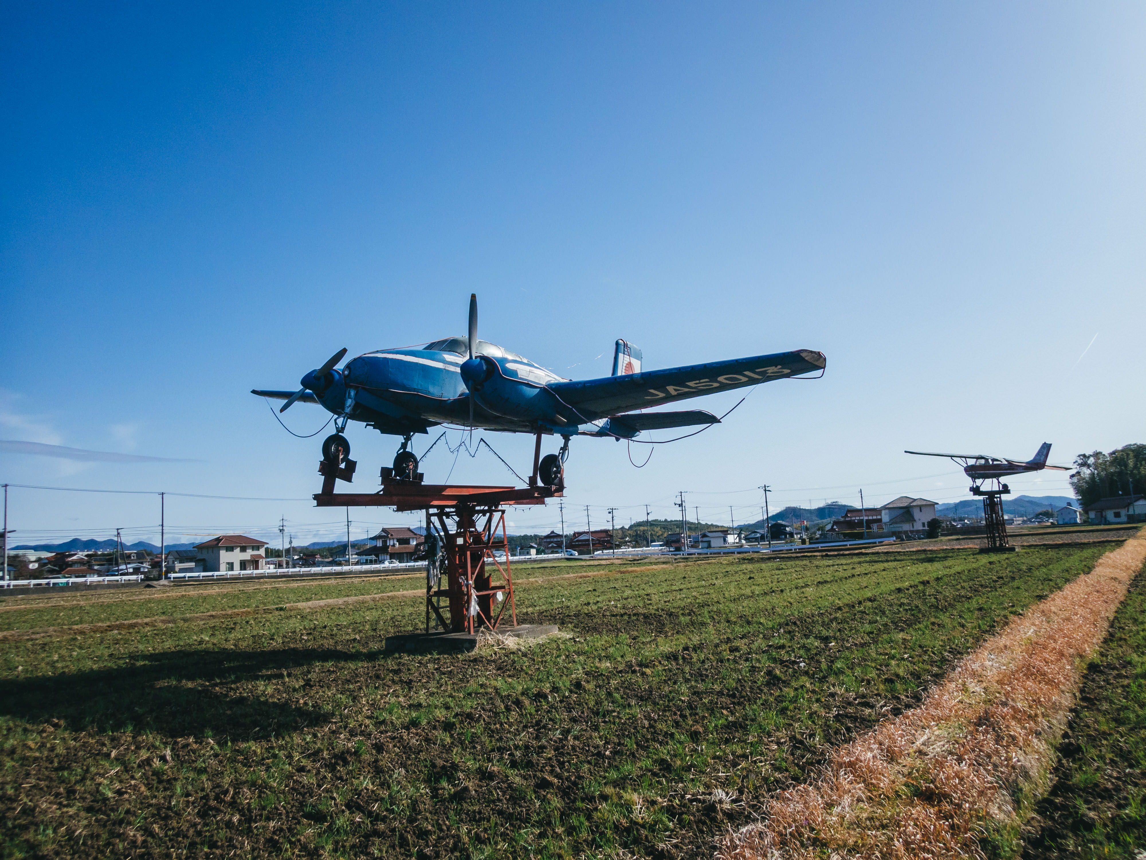 田んぼの中の航空機の写真素材 ぱくたそ