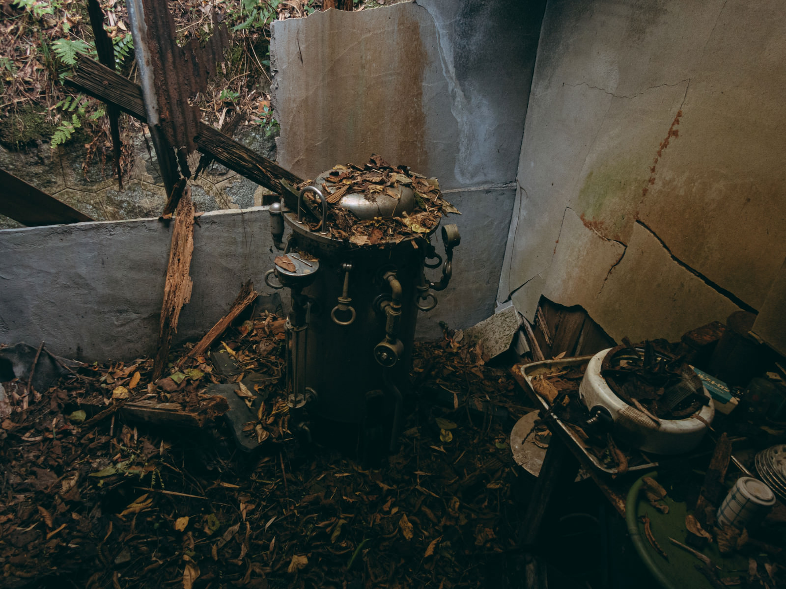「瓦礫と落葉で埋め尽くされた部屋 | フリー素材のぱくたそ」の写真