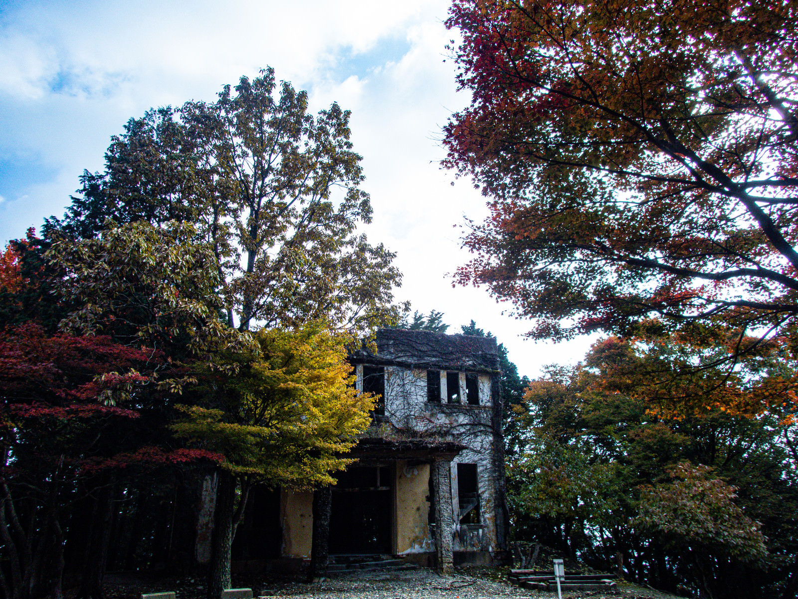 「ケーブルカー駅舎跡を取り囲む紅葉した木々 | フリー素材のぱくたそ」の写真