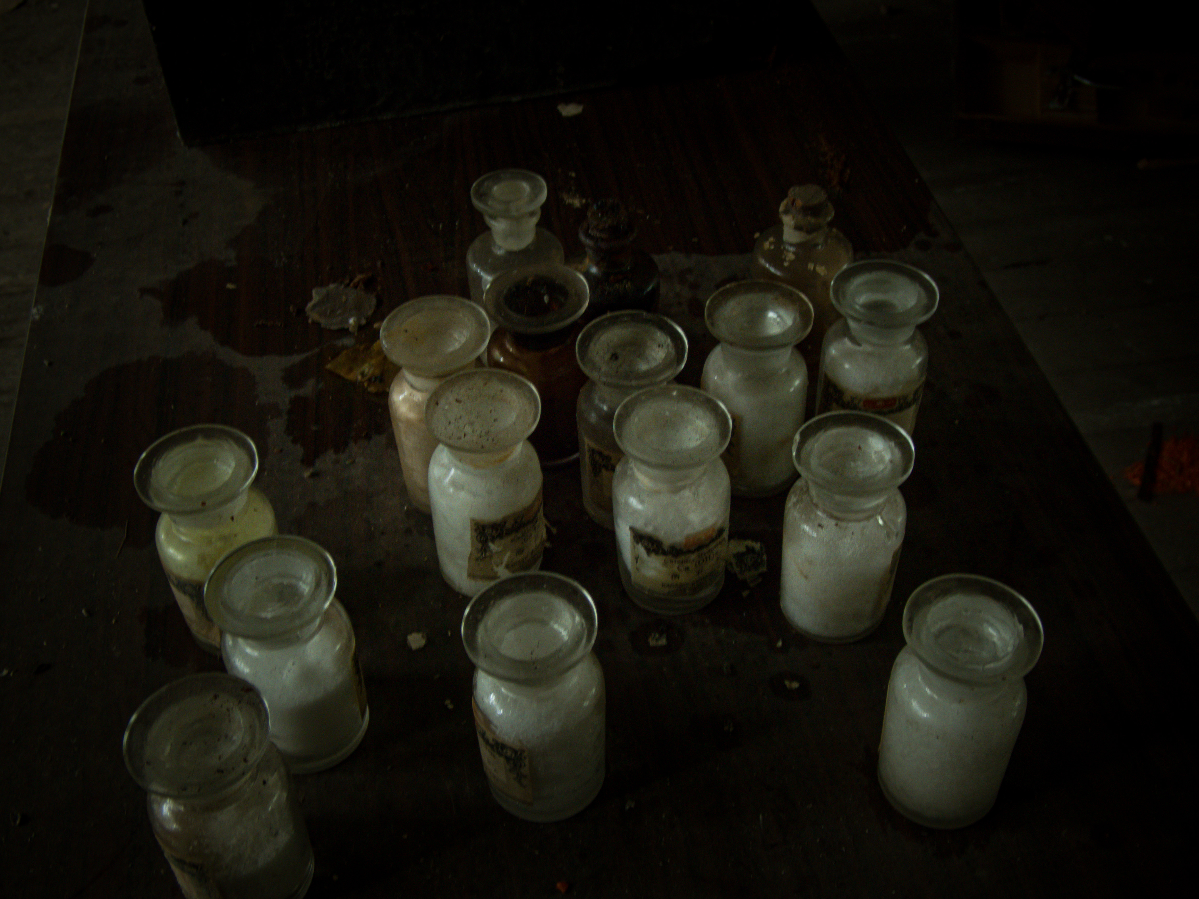 何かの薬品が入った小瓶の写真素材 ぱくたそ