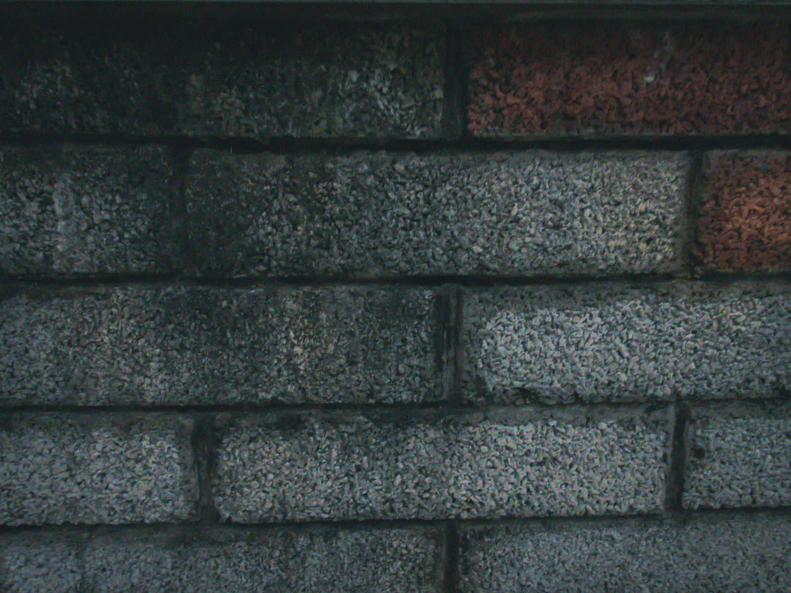 「薄暗い不気味なレンガ風のブロック」の写真