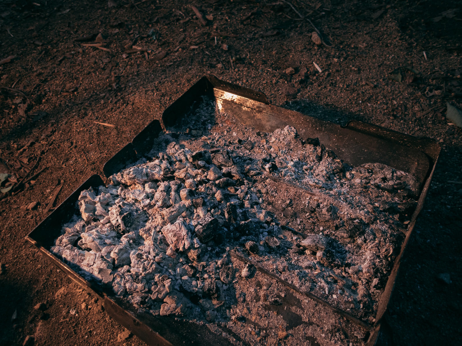 「焚き火で残った灰」の写真