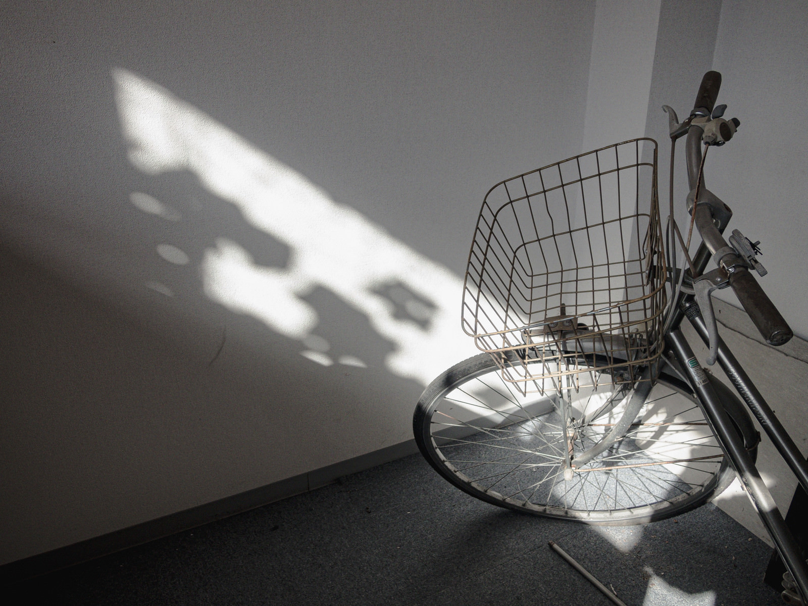 「室内に置かれた自転車と陽 | フリー素材のぱくたそ」の写真