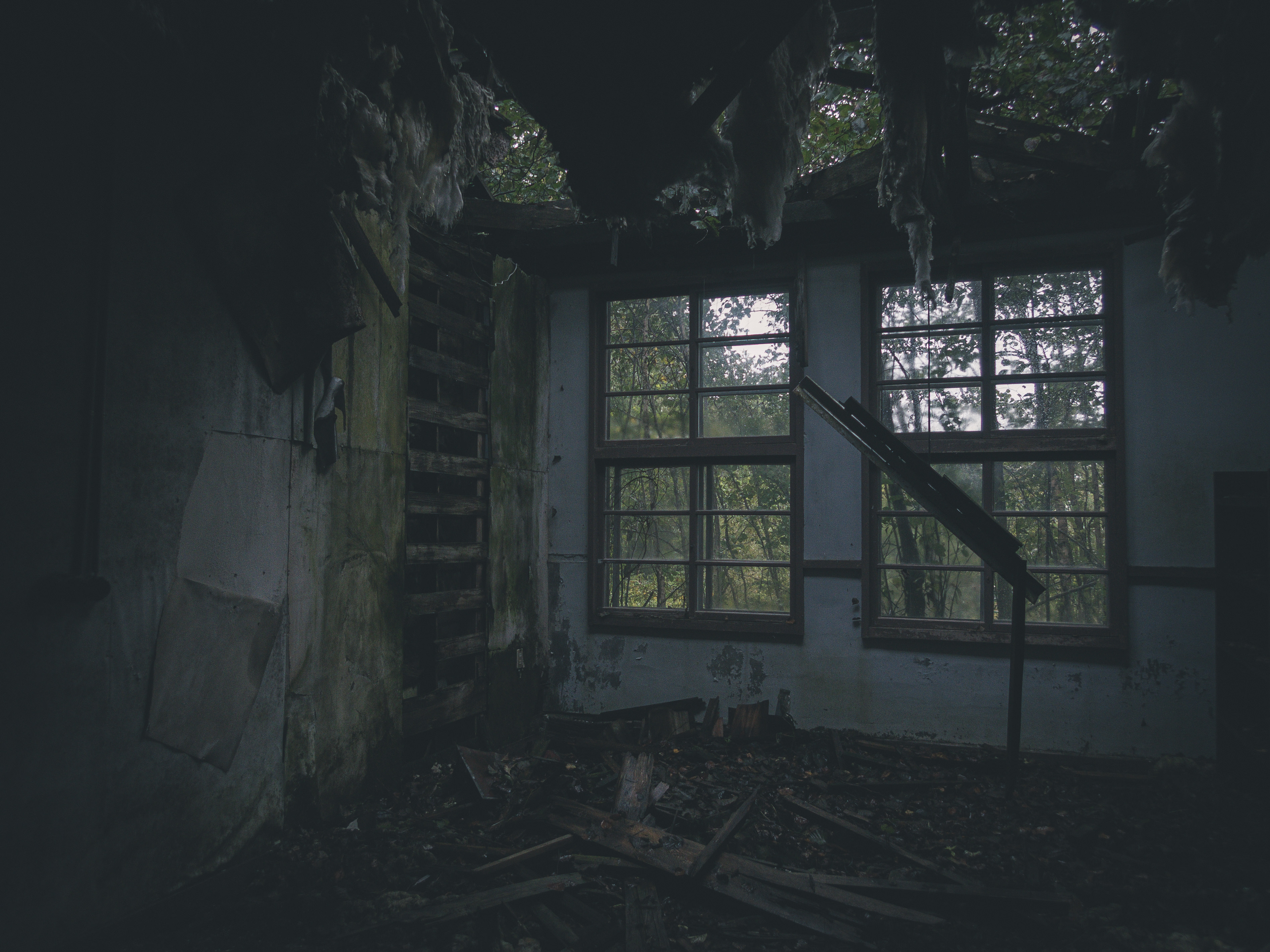 薄気味悪く朽ちる廃墟の写真素材 ぱくたそ