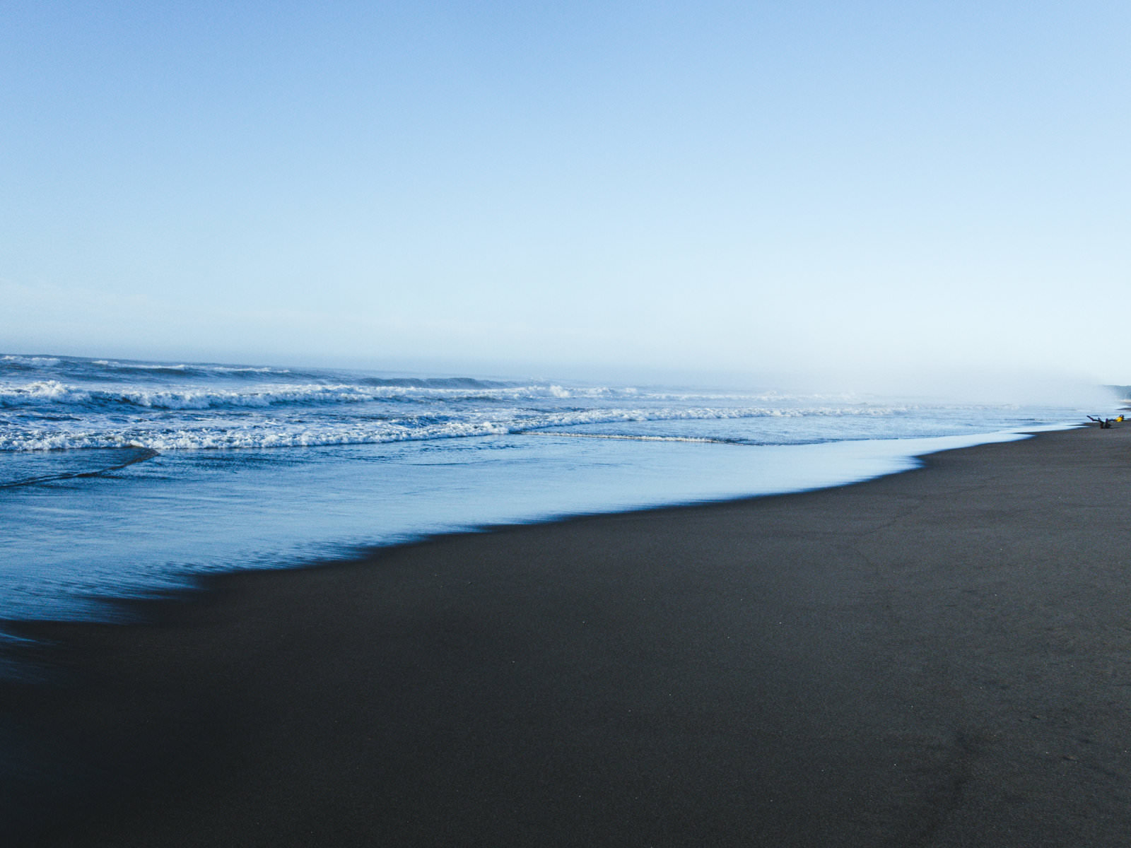 「足跡一つない砂浜と海」の写真