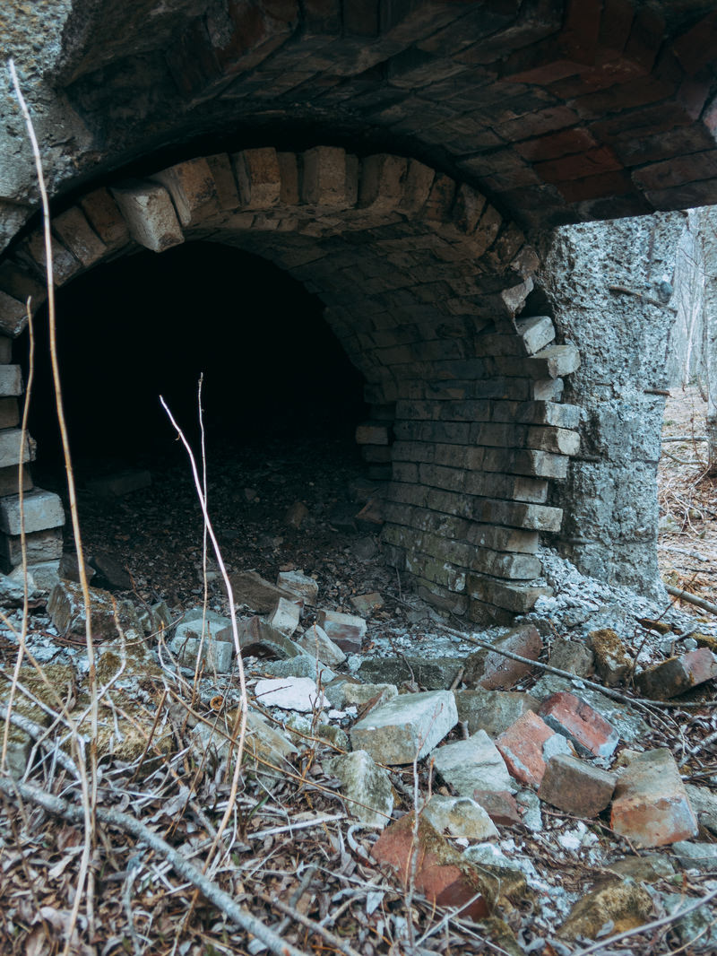 「崩れ落ちた煉瓦の通路 | フリー素材のぱくたそ」の写真