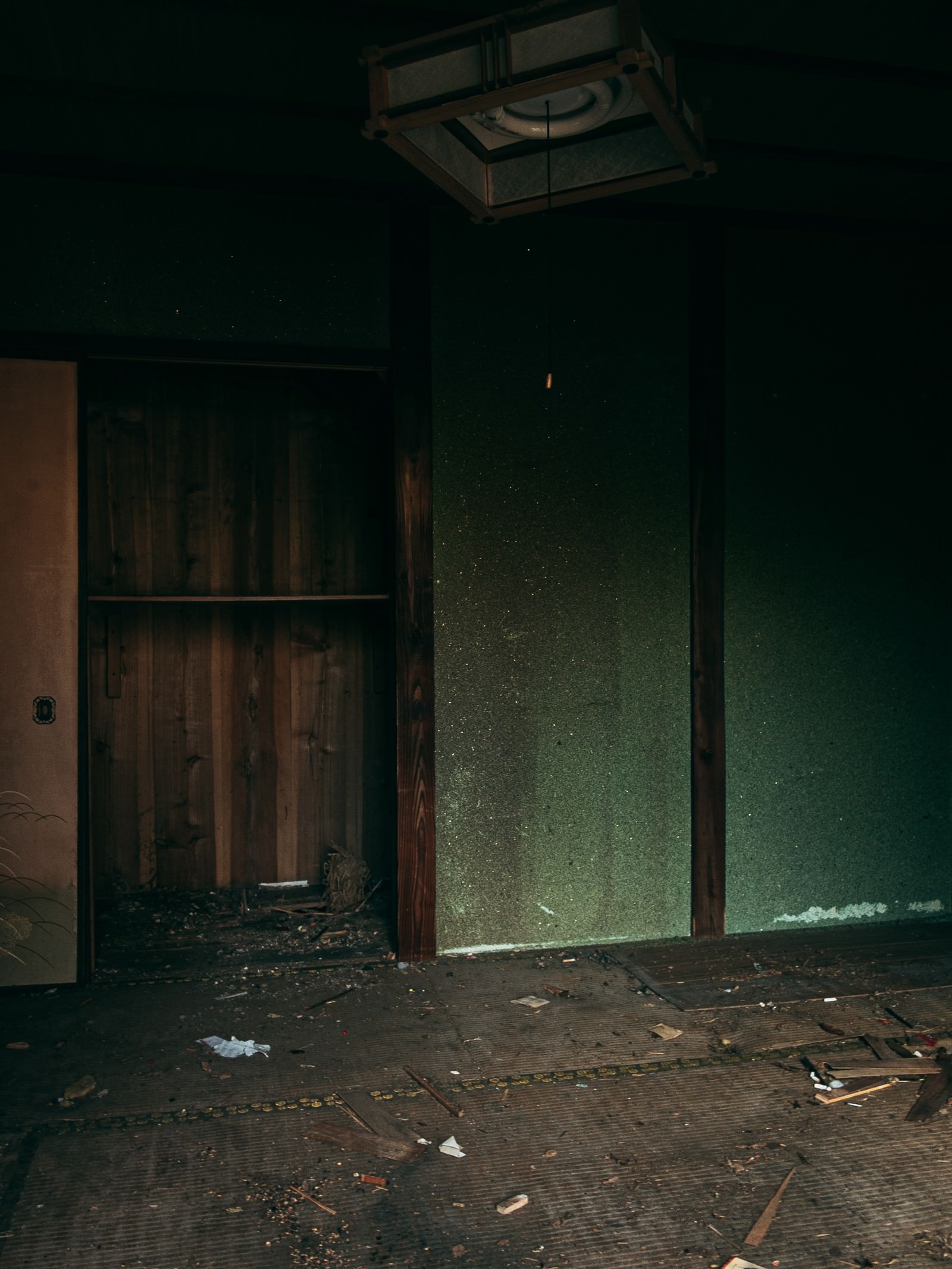 廃屋のボロボロの押入れの写真素材 ぱくたそ