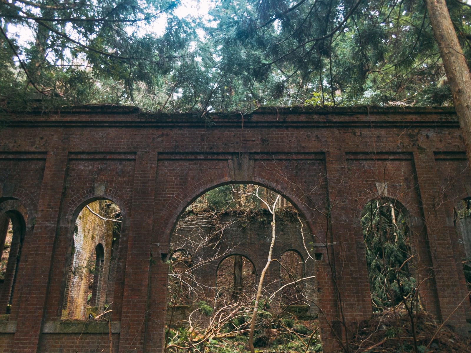 朽ちてレンガ壁になった廃発電所の写真素材 ぱくたそ