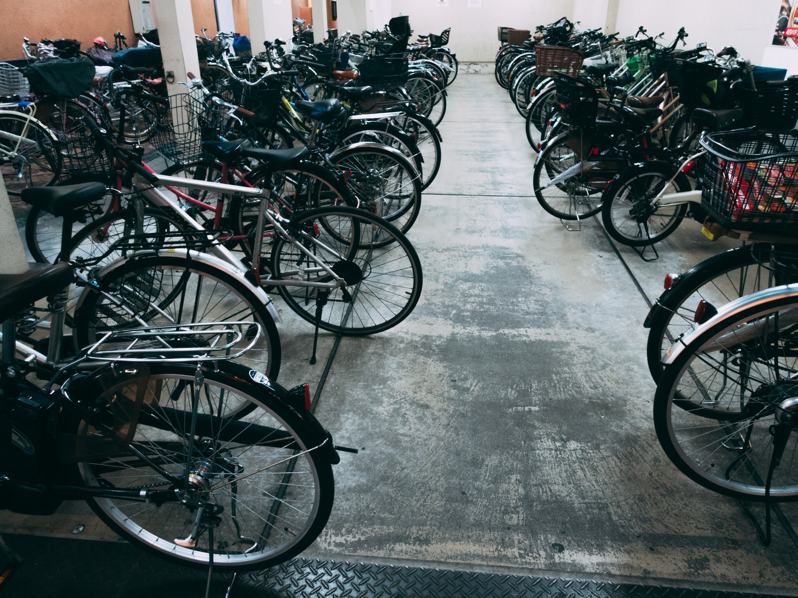「駐輪場に整列した自転車」の写真