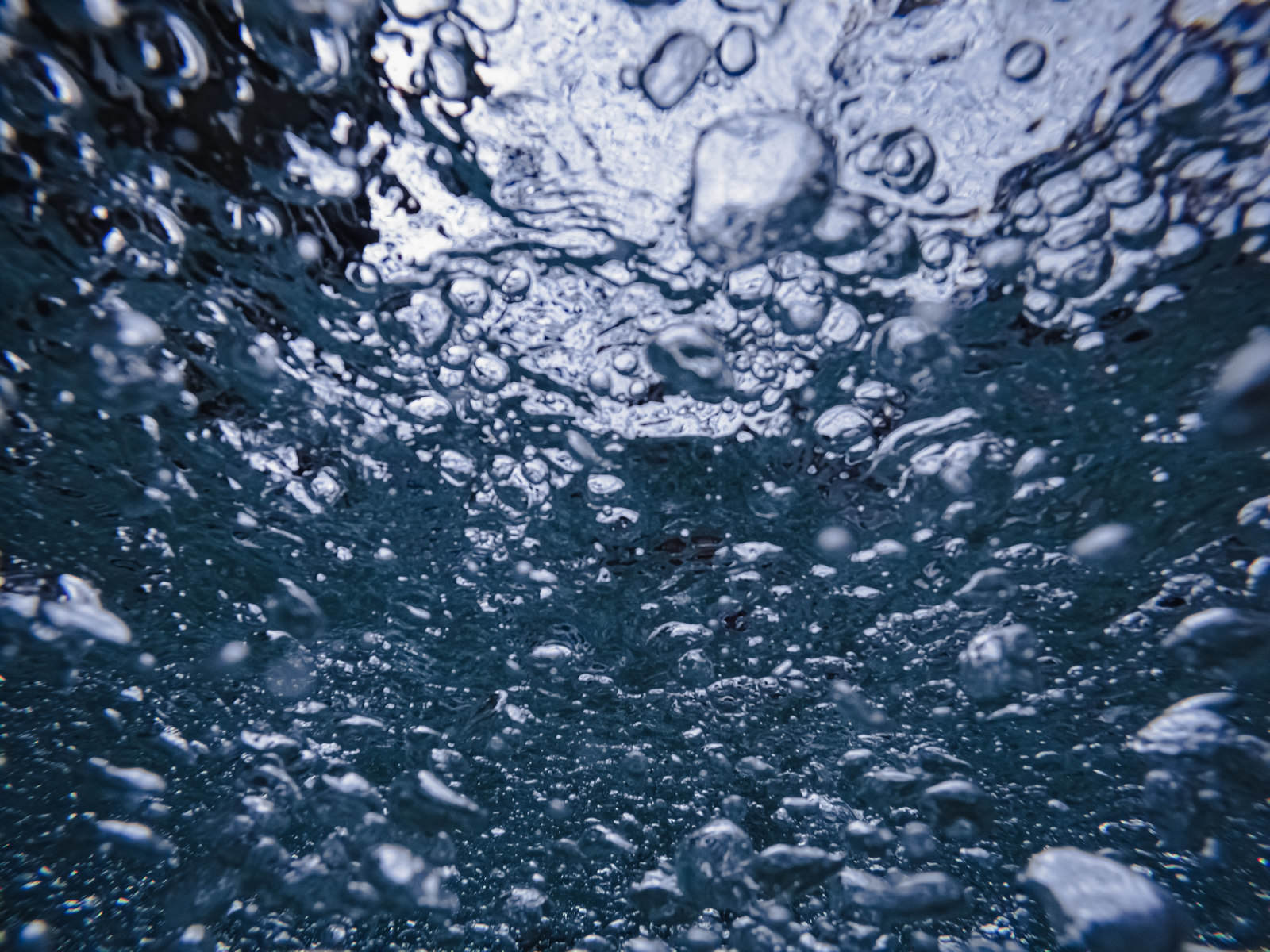 「水中に浮かぶ気泡のテクスチャー | フリー素材のぱくたそ」の写真