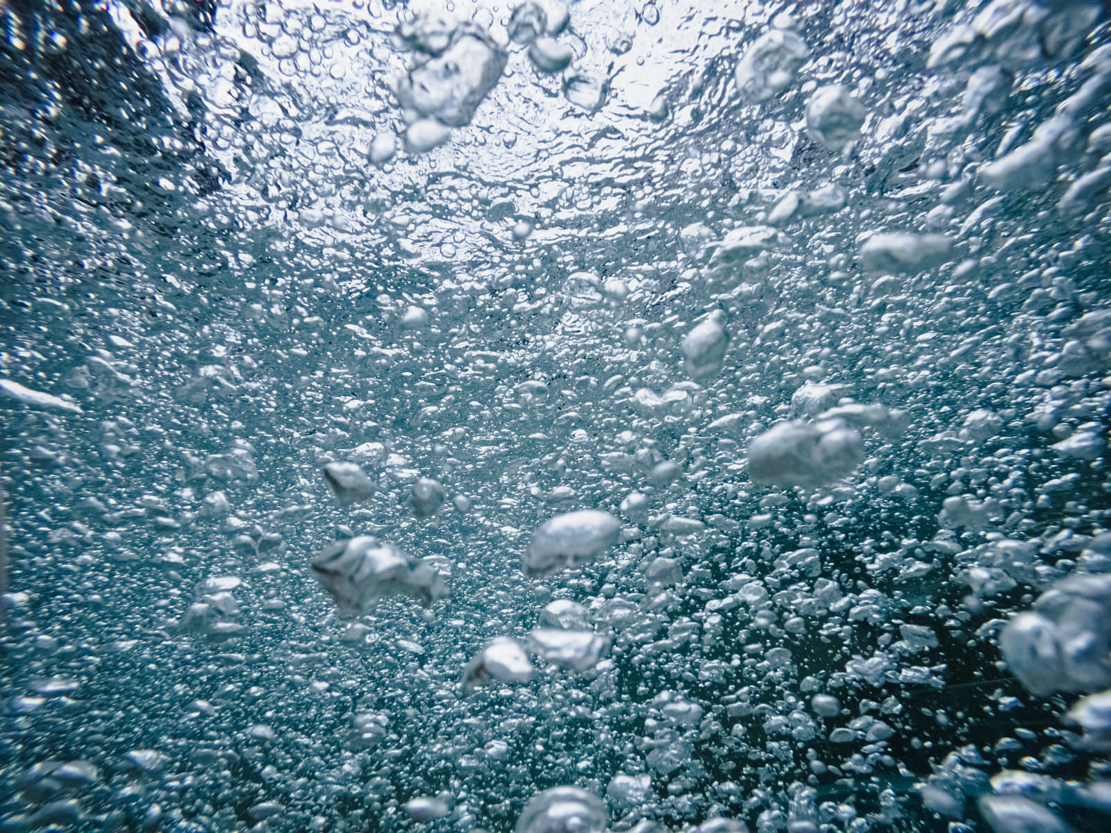 「水中のぶくぶく気泡のテクスチャー」の写真