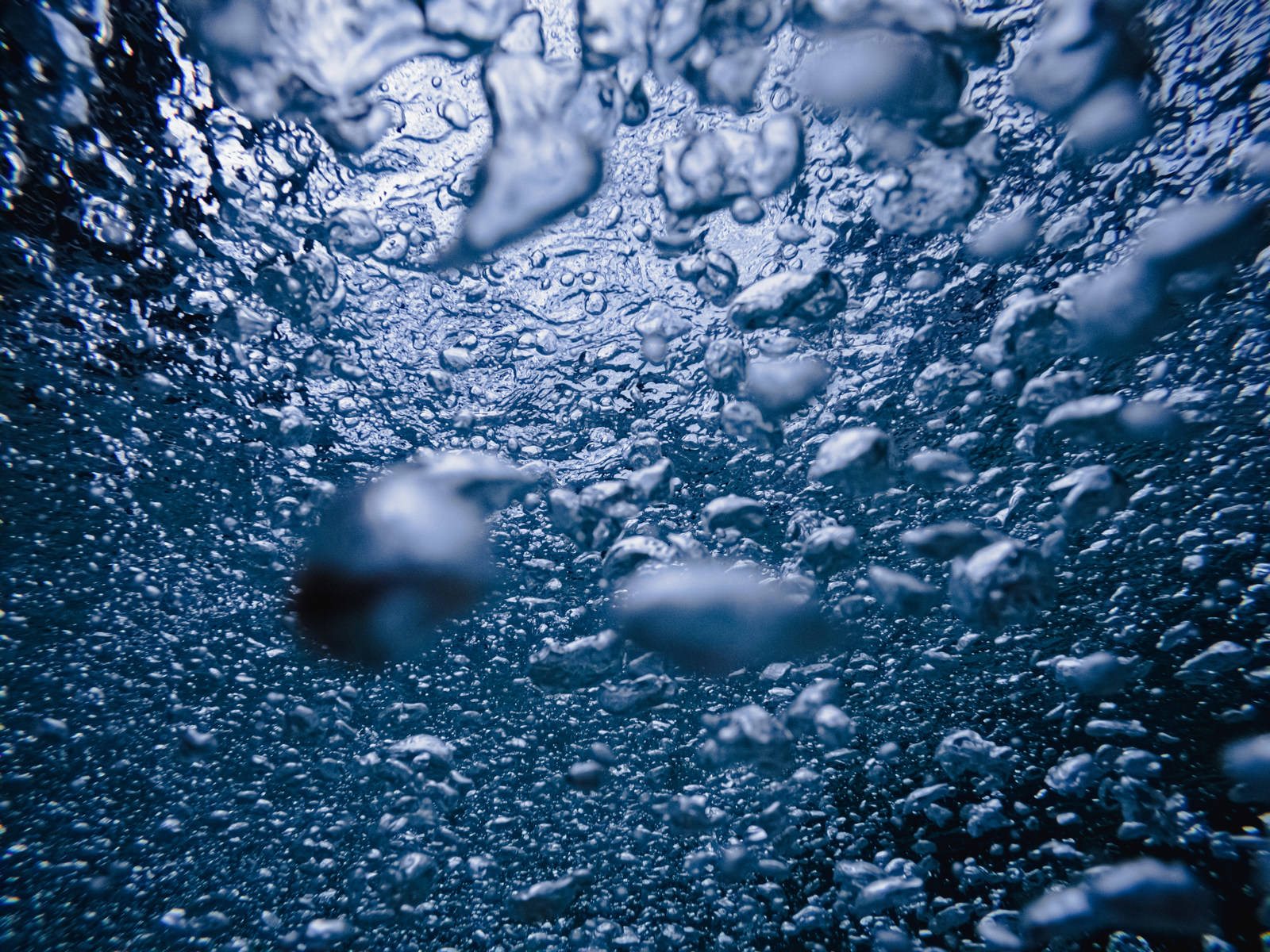 「気泡で溢れる水中のテクスチャー | フリー素材のぱくたそ」の写真