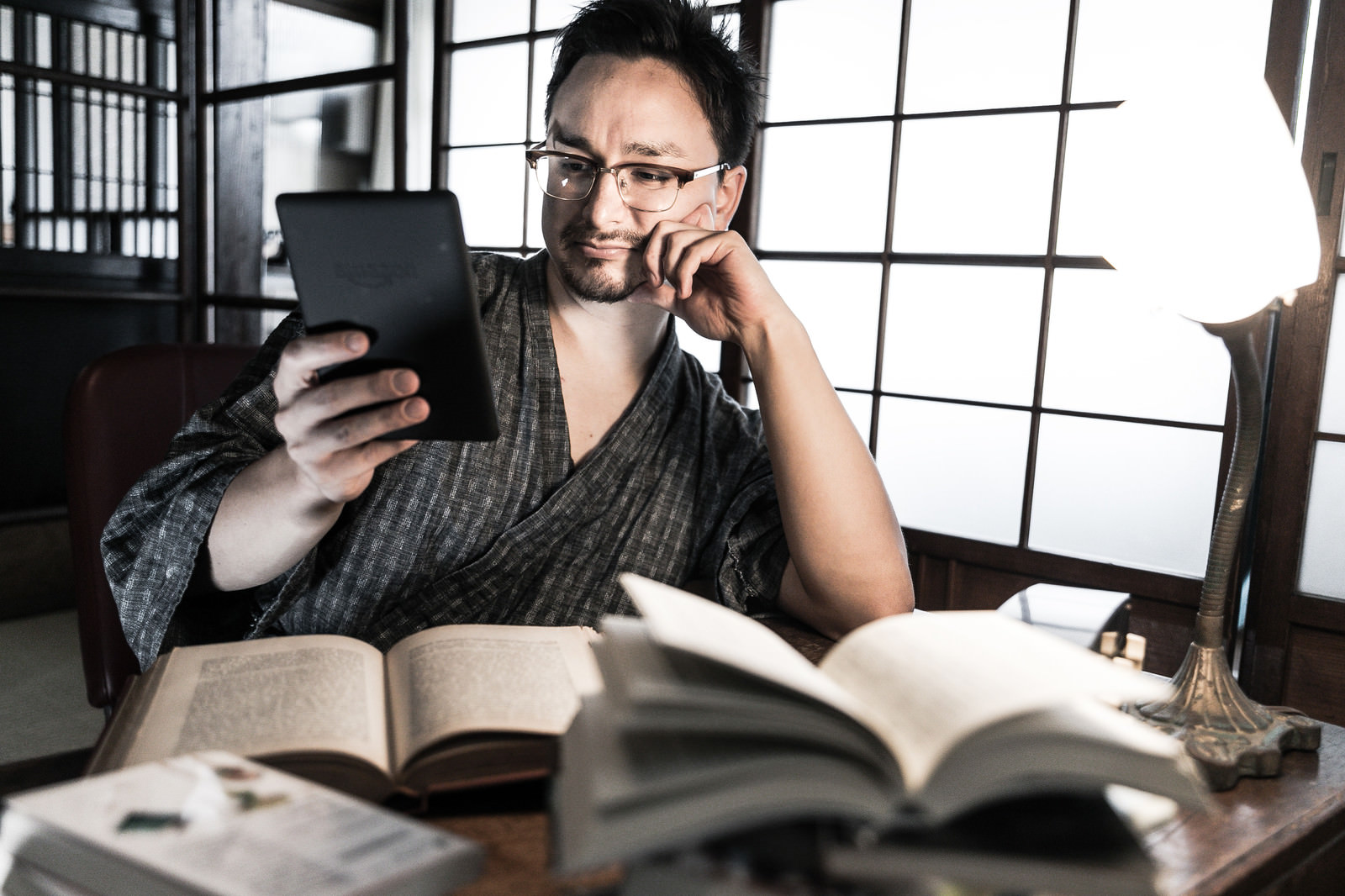 「電子書籍化している書物はキンドルでチェックする外国人」の写真［モデル：Max_Ezaki］