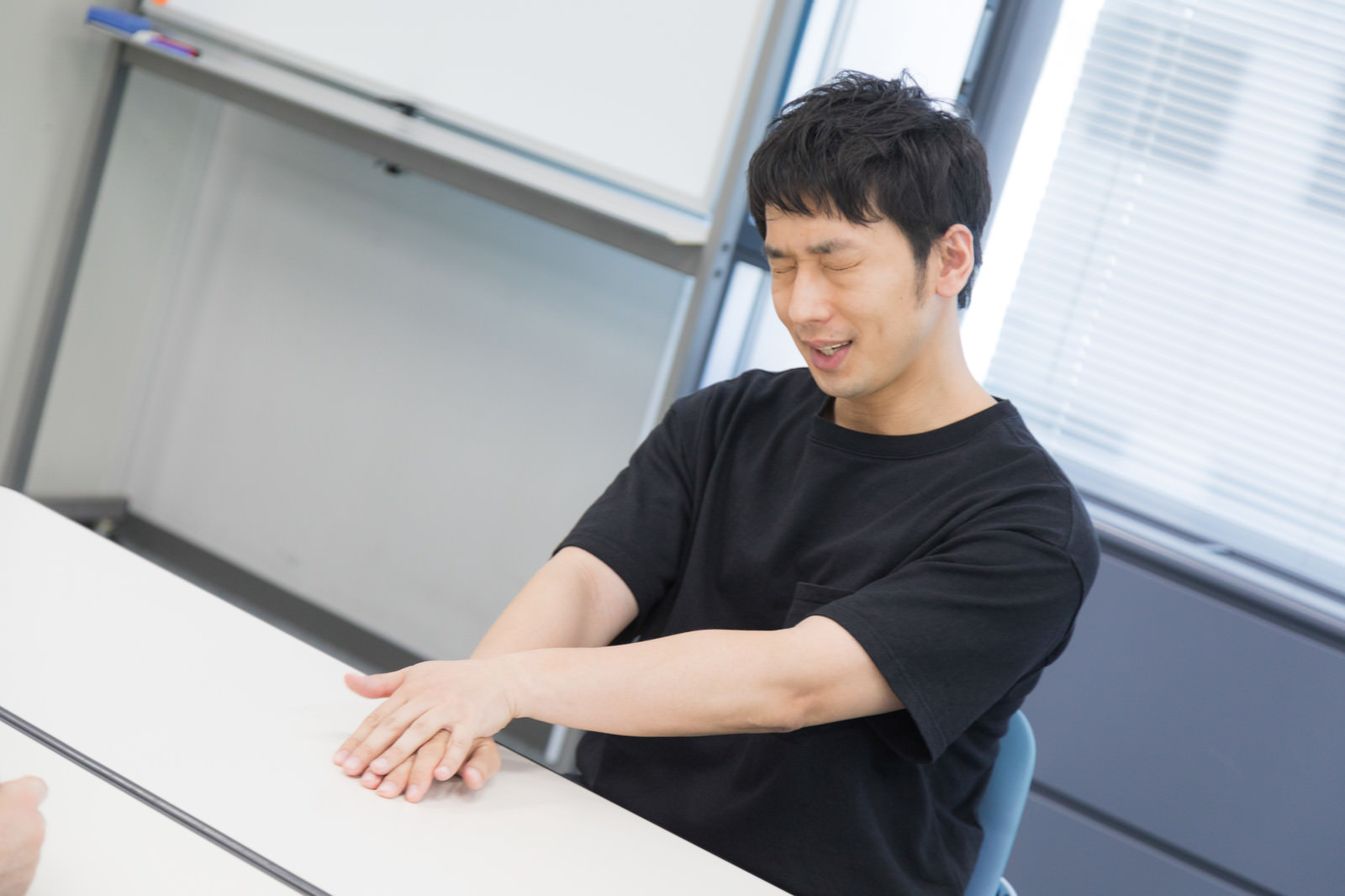 大事な試合前の円陣をひとりで再現する元jリーガーceoの写真 画像 を無料ダウンロード フリー素材のぱくたそ 大事な試合前の円陣をひとりで再現する元jリーガーceoの写真 画像 を無料ダウンロード フリー素材のぱくたそ