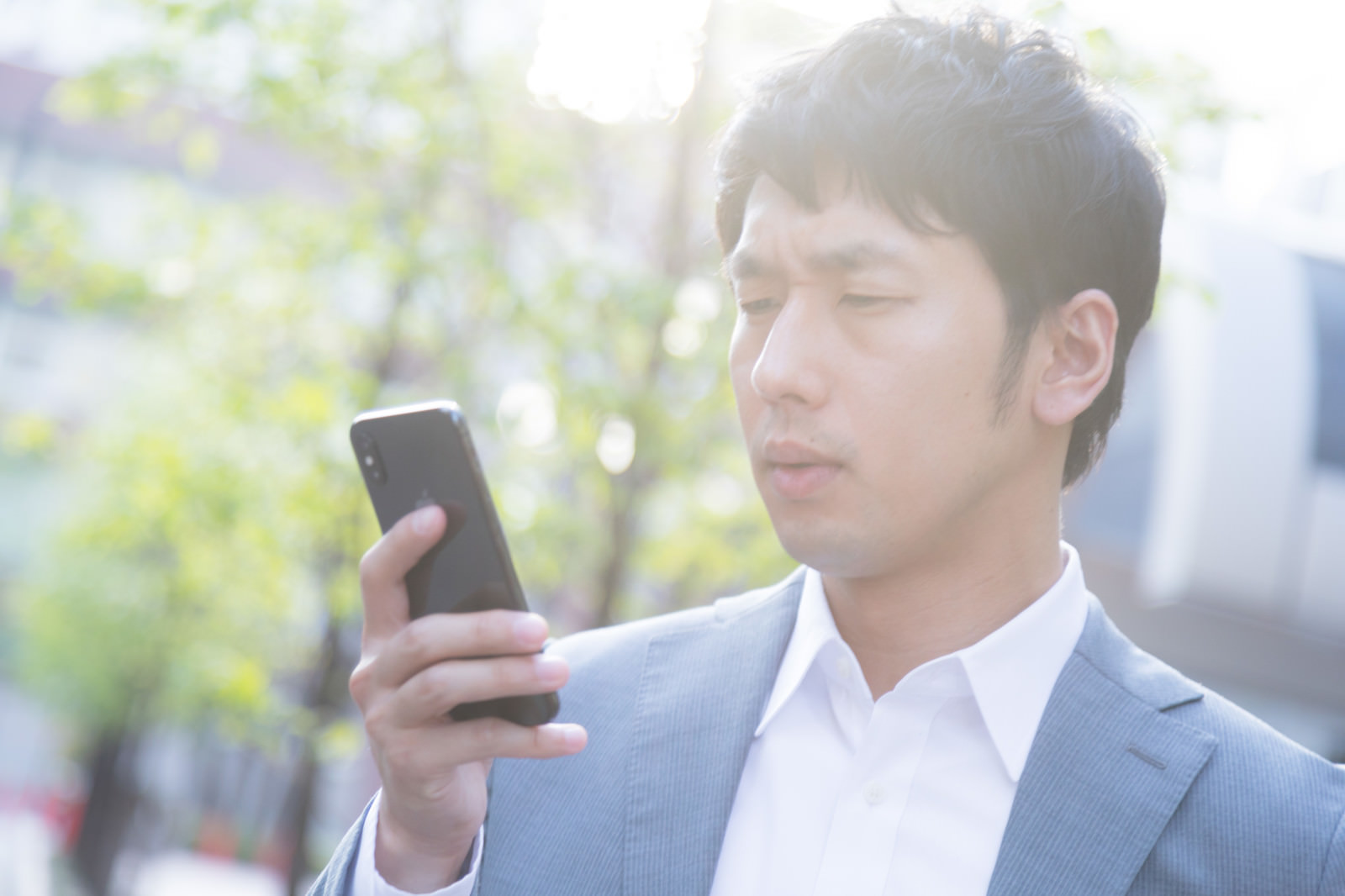 「メッセージが既読にならない」の写真［モデル：大川竜弥］