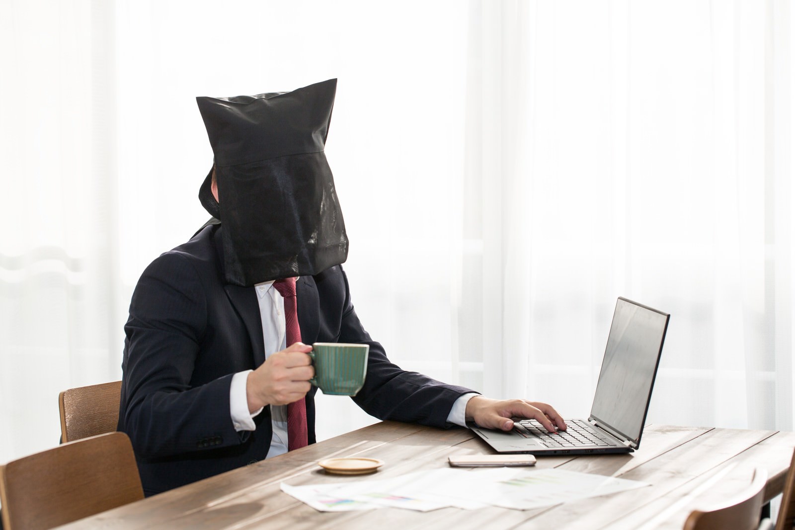 「カフェでアニメ見てても身バレしません | フリー素材のぱくたそ」の写真［モデル：鈴木秀］