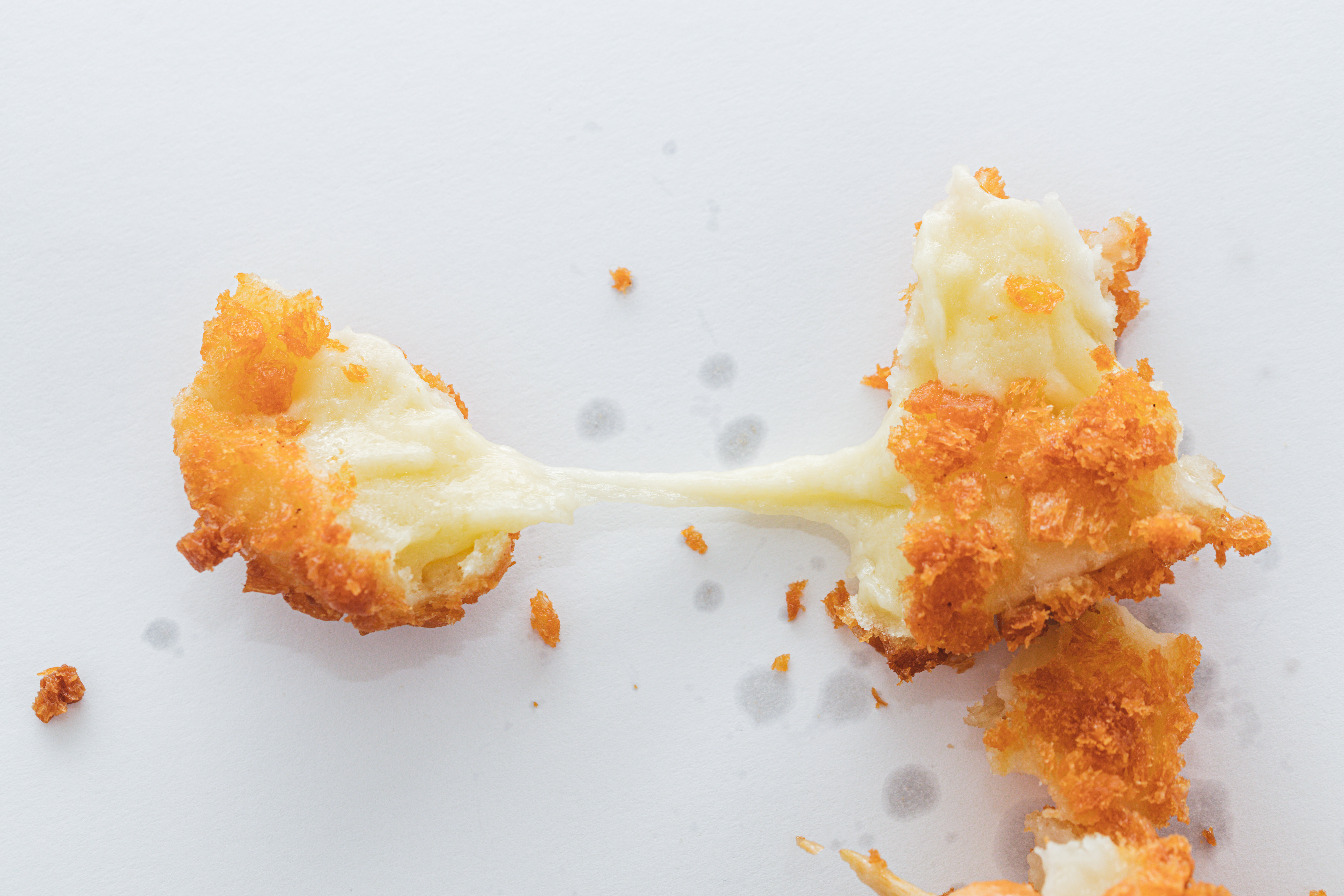 チーズドッグの伸びるチーズの写真素材 ぱくたそ チーズドッグの伸びるチーズの写真素材 ぱくたそ