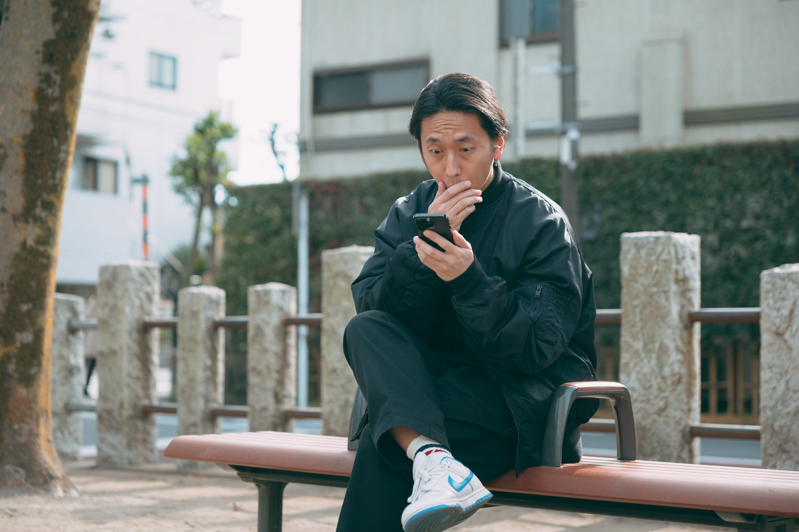「たまたま買ったくじが当選してた | フリー素材のぱくたそ」の写真［モデル：大川竜弥］