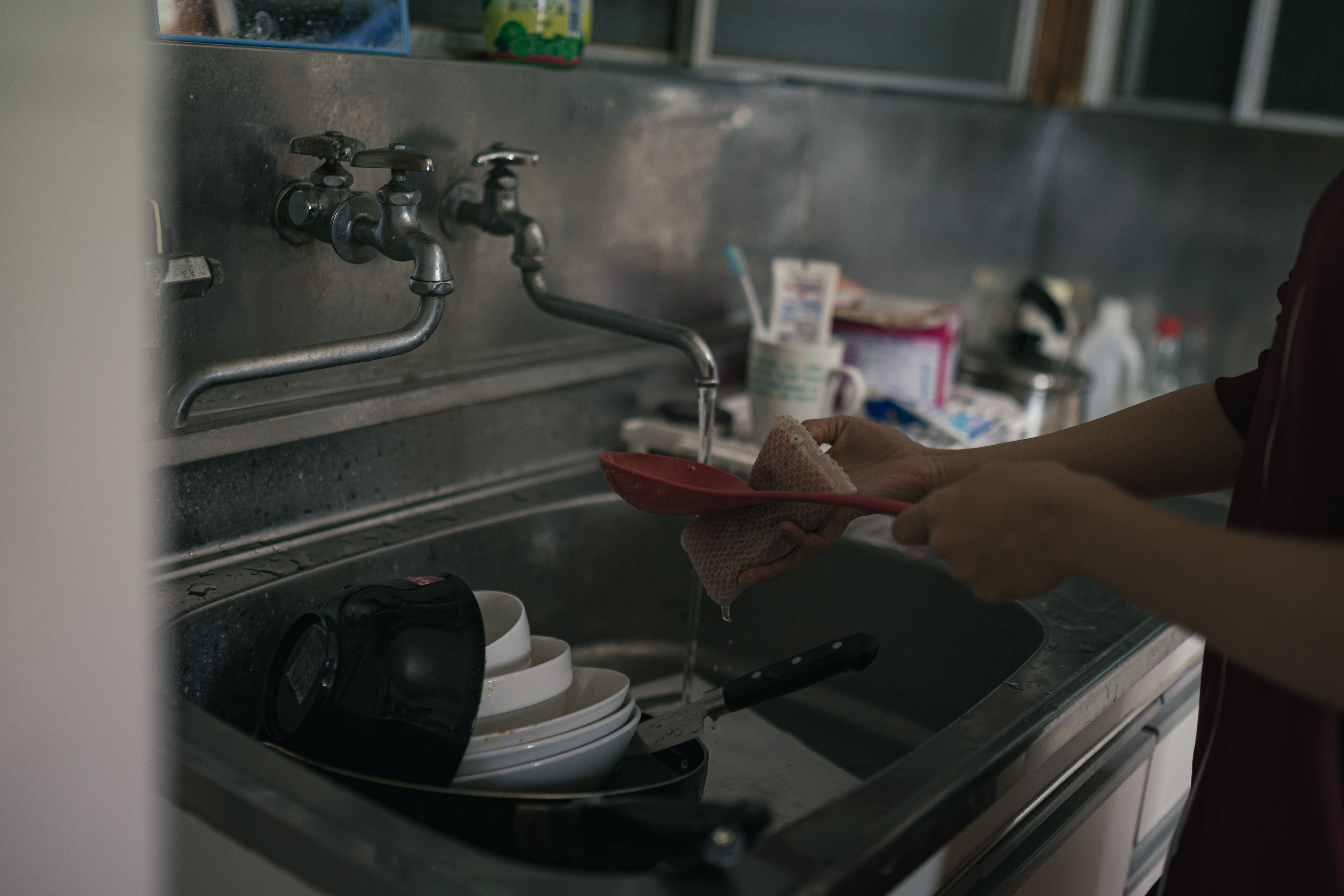 洗い物が溜まったキッチンとスポンジで洗う様子の写真を無料ダウンロード フリー素材 ぱくたそ