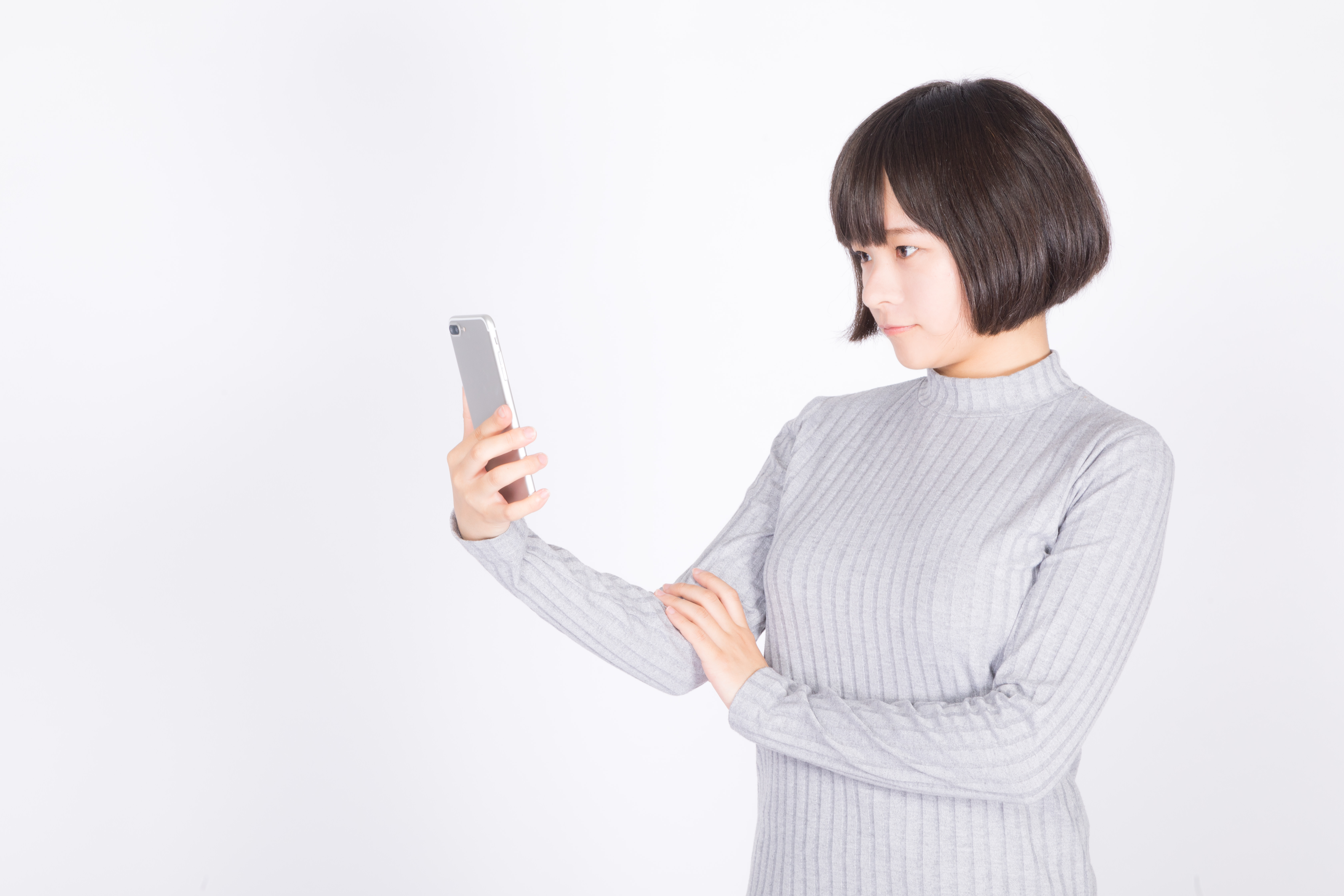 スマホを確認する女性の写真を無料ダウンロード（フリー素材） ぱくたそ