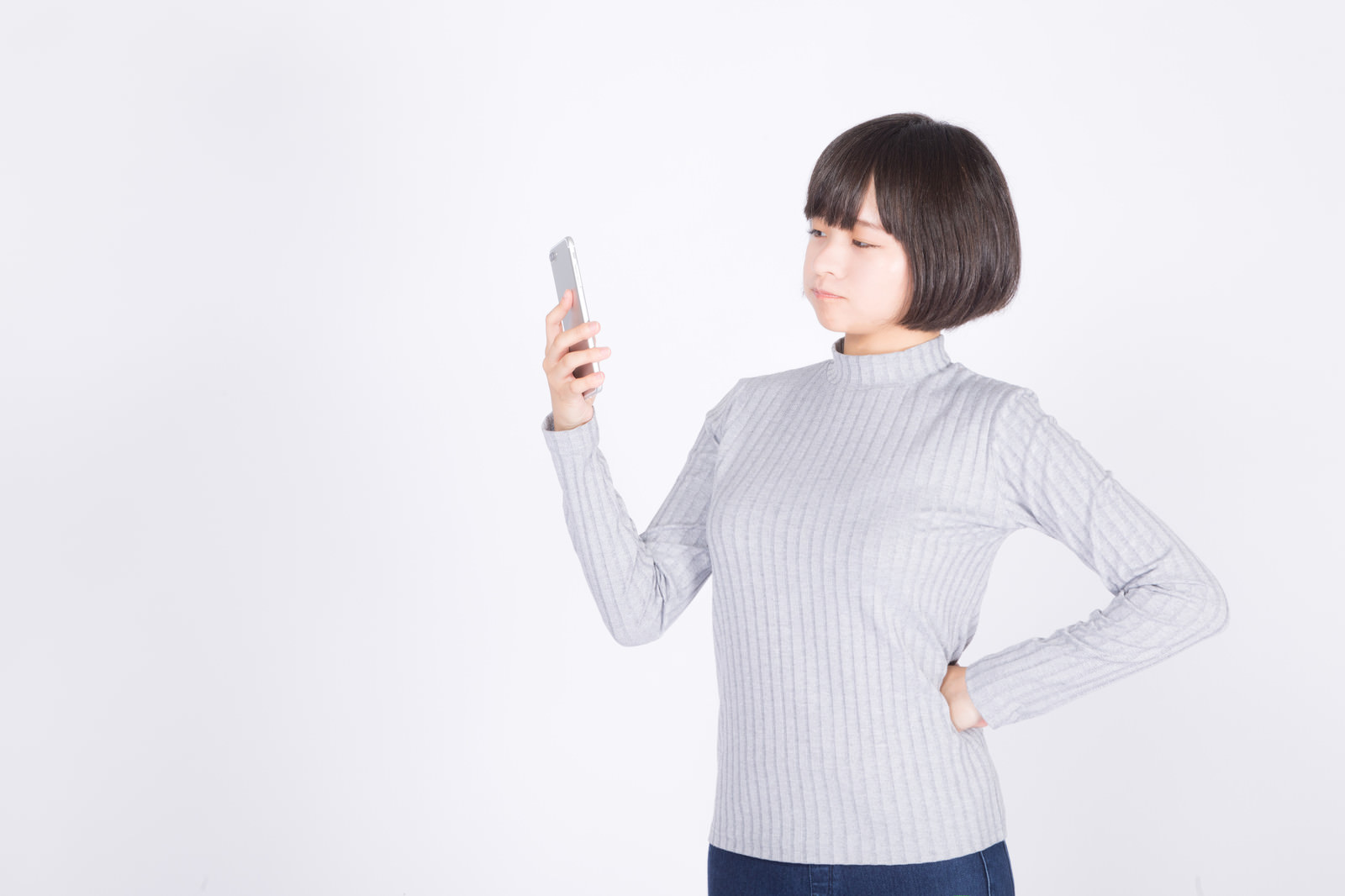 「値引き交渉に呆れ顔のスマホ女子値引き交渉に呆れ顔のスマホ女子」［モデル：千歳］のフリー写真素材を拡大