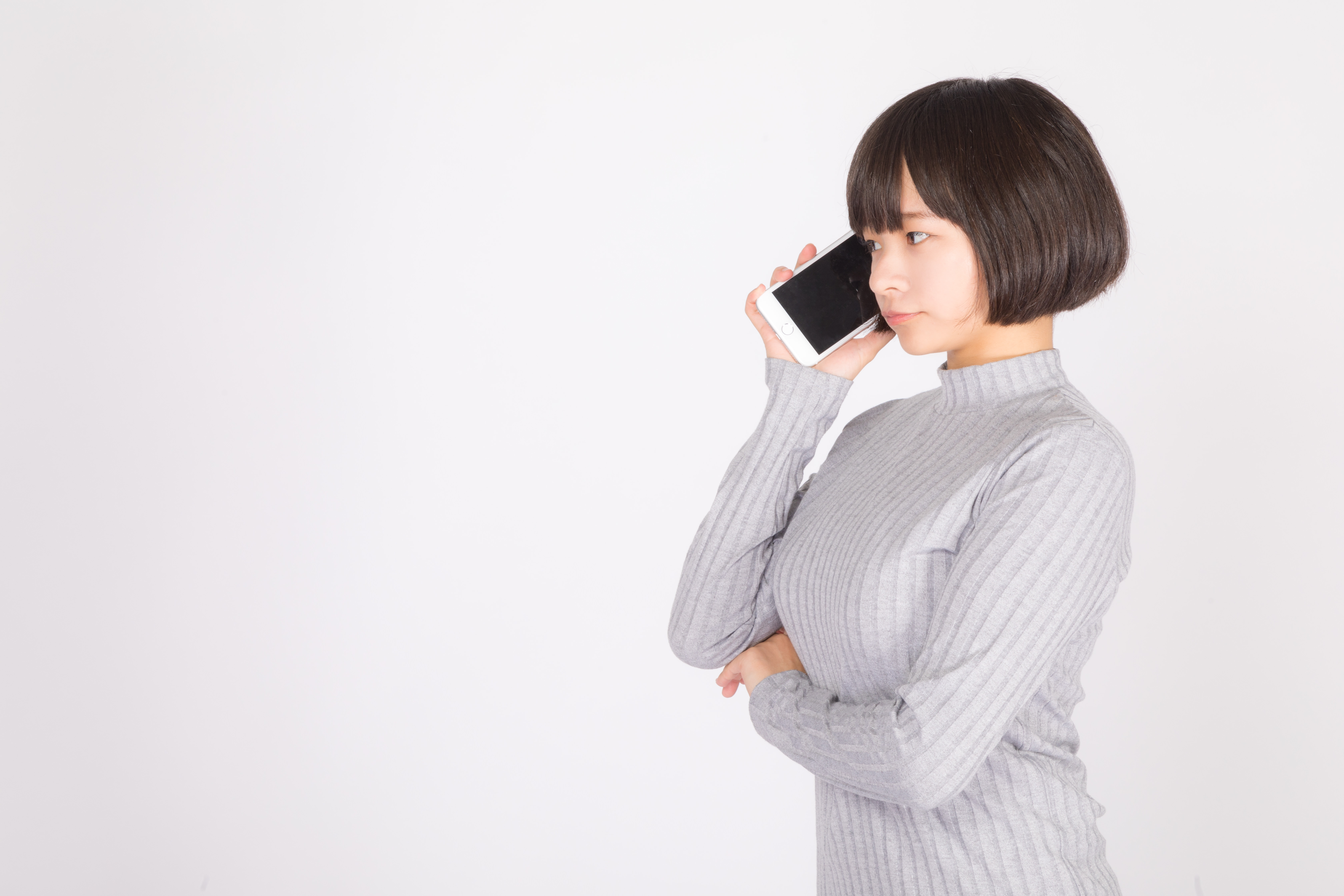 スマートフォンで音声通話する若い女性の写真を無料ダウンロード（フリー素材） ぱくたそ