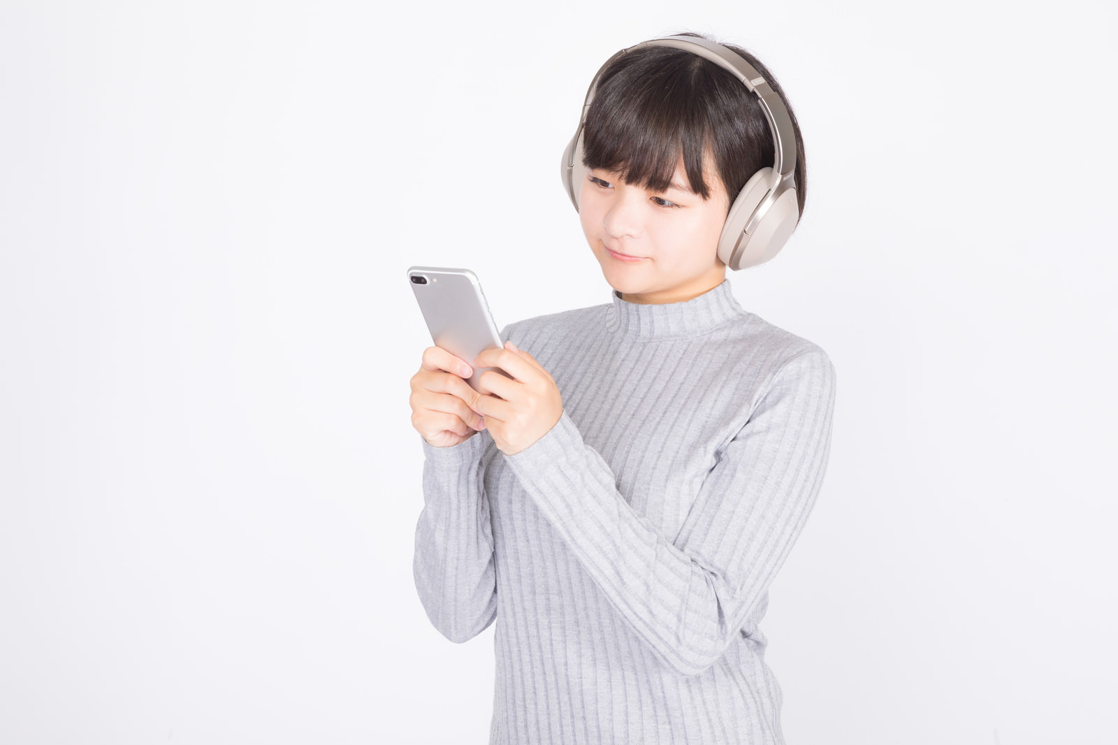 スマホで音楽を聴く女性の無料の写真素材（フリー素材）をダウンロード - ぱくたそ