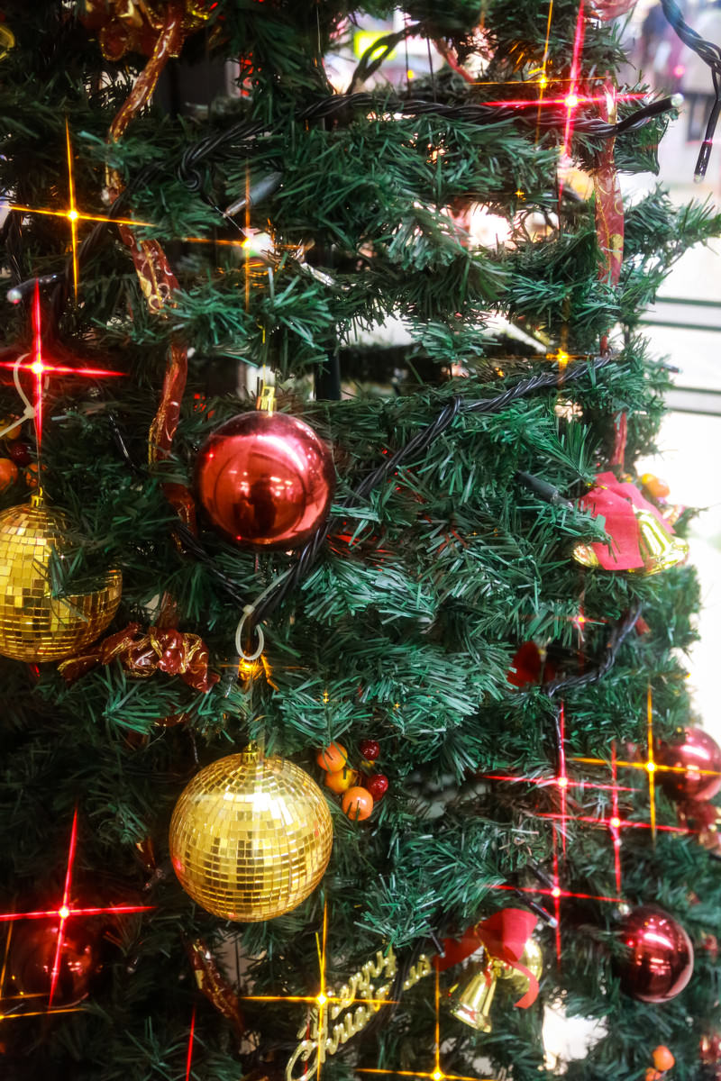 キラキラ光るクリスマスツリーの写真 画像 を無料ダウンロード フリー素材のぱくたそ