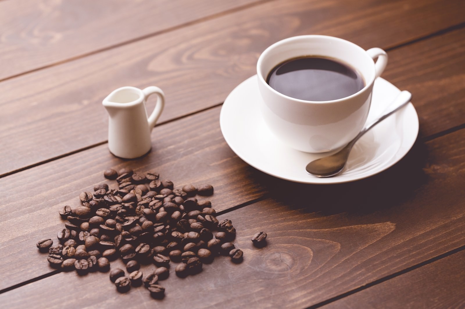 コーヒー豆と淹れたてのコーヒーの写真素材 ぱくたそ