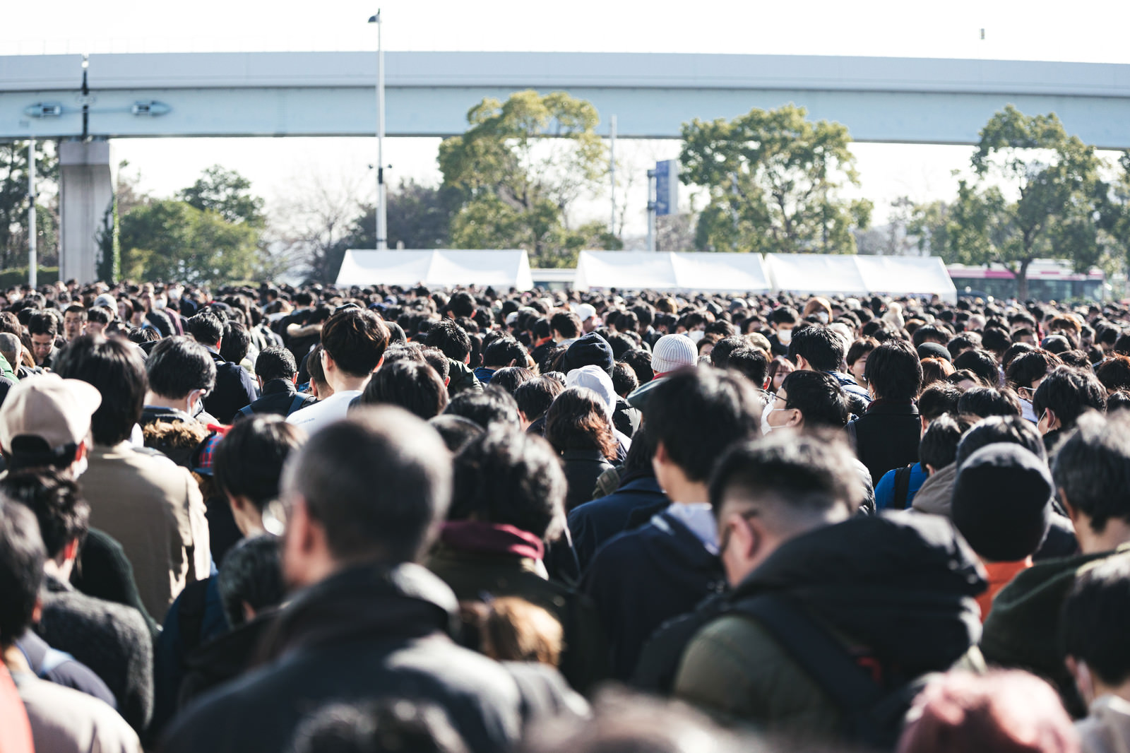 「人でごった返す行列」の写真