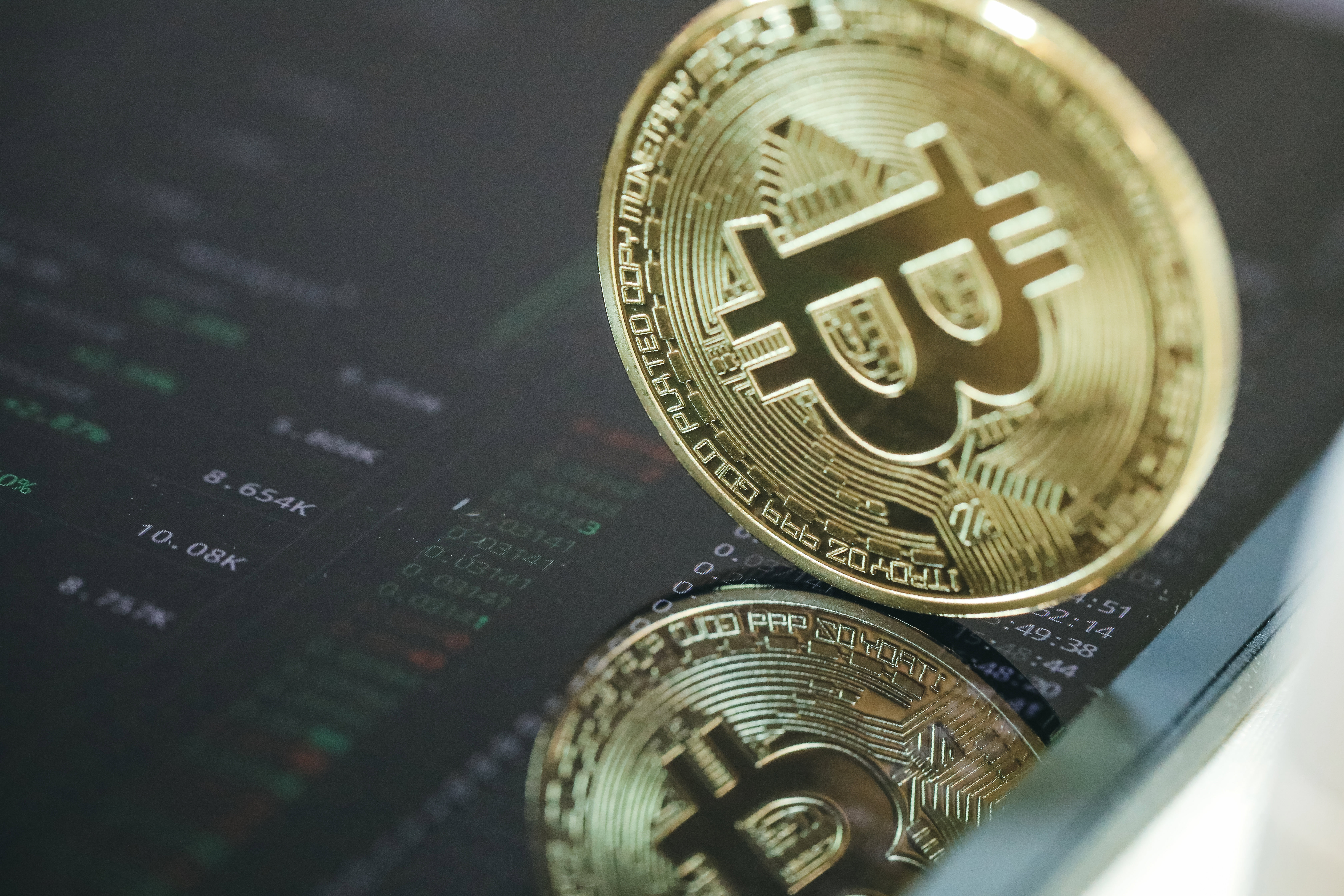 取引画面に映りこむビットコイン 仮想通貨 の写真素材 ぱくたそ