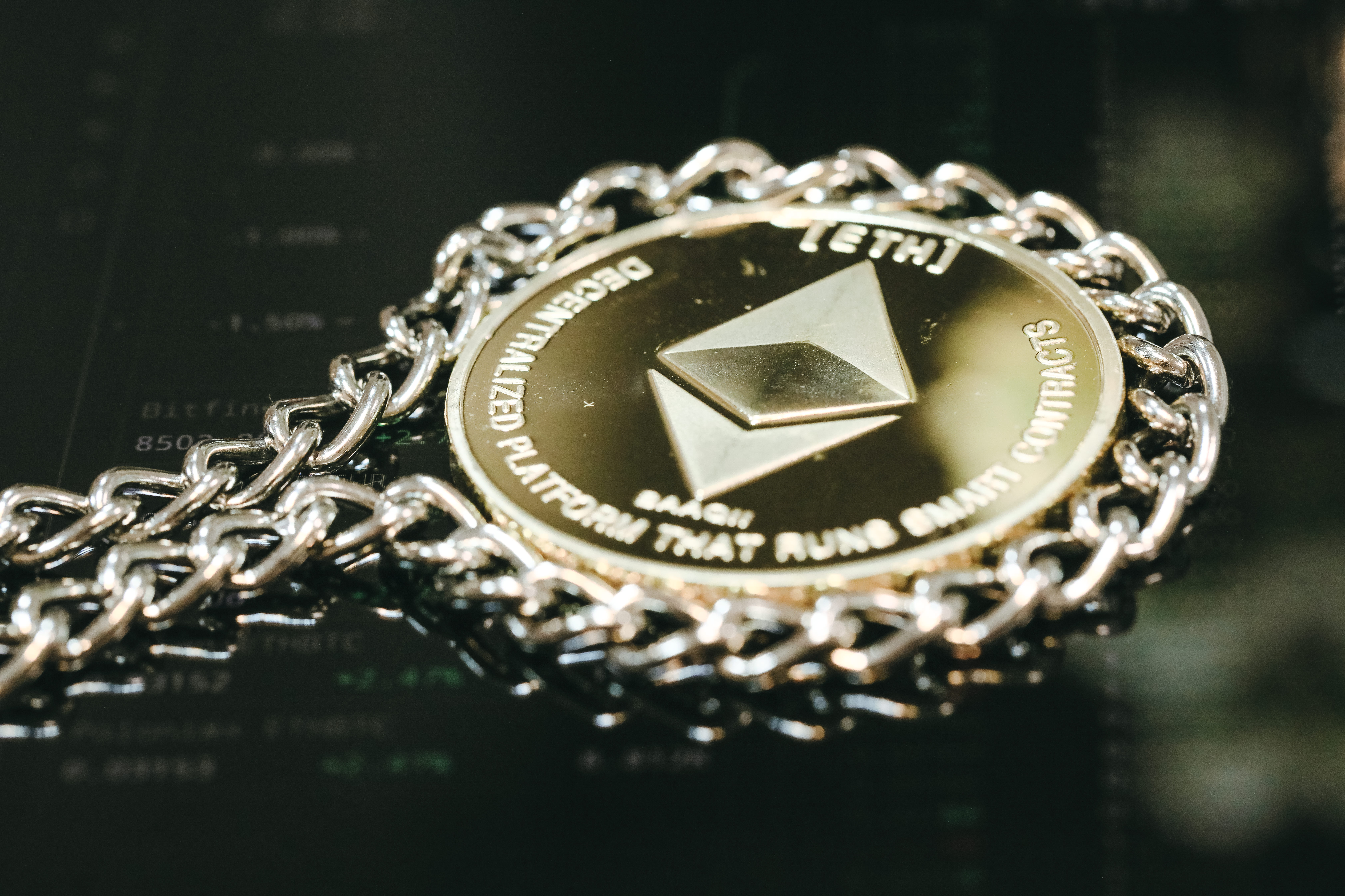 チェーンで囲ったイーサリアム 仮想通貨 の写真素材 ぱくたそ