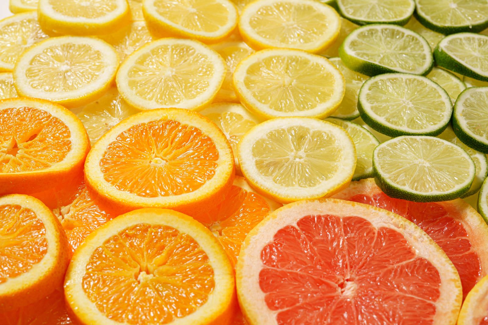 「柑橘類のカットフルーツ | フリー素材のぱくたそ」の写真