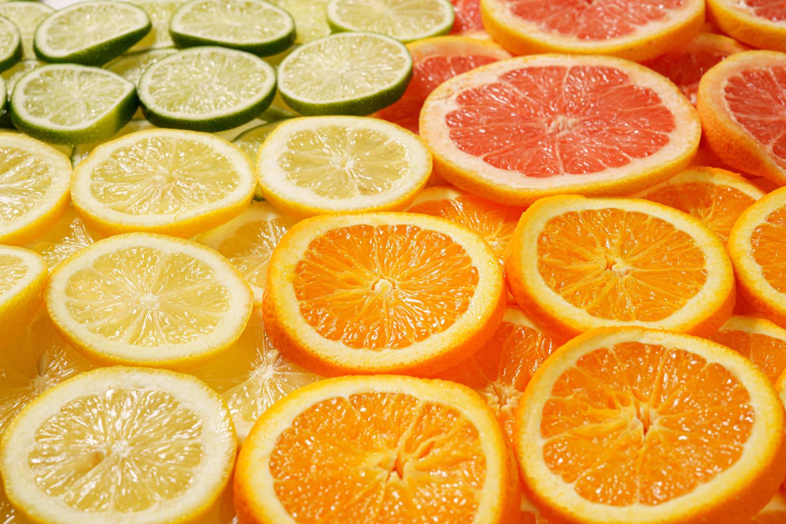 「レモンやライム、オレンジにグレープフルーツのカットフルーツ | フリー素材のぱくたそ」の写真