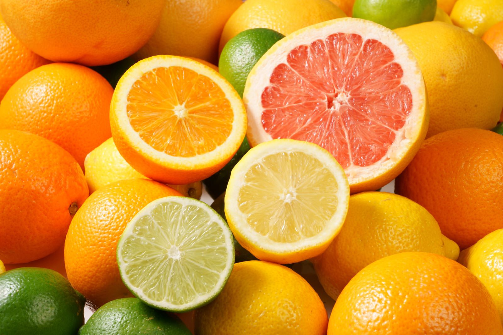 「ハーフカットした柑橘系フルーツの盛り合わせ | フリー素材のぱくたそ」の写真