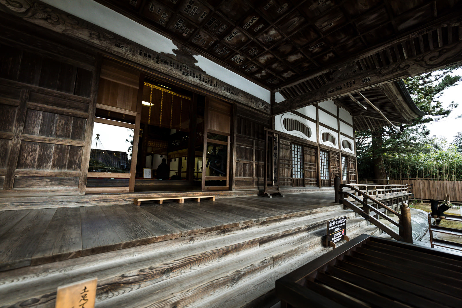 「中尊寺本堂の造り中尊寺本堂の造り」のフリー写真素材を拡大