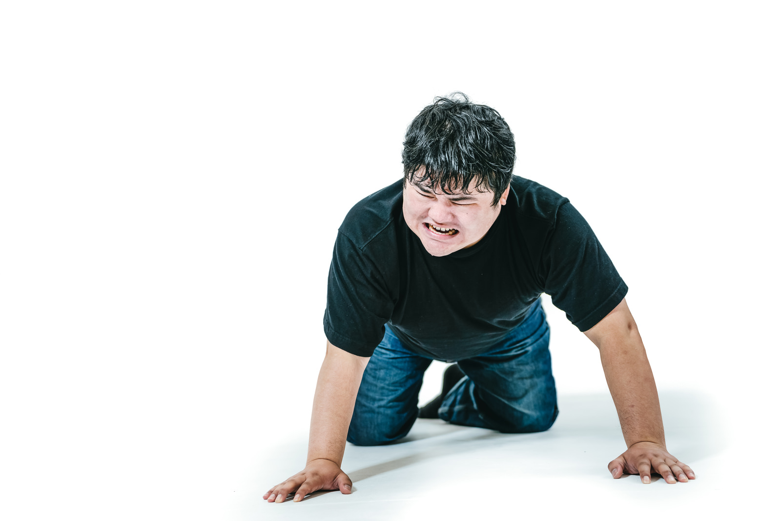 「しかめっ面して土下座する男性 | フリー素材のぱくたそ」の写真［モデル：段田隼人］