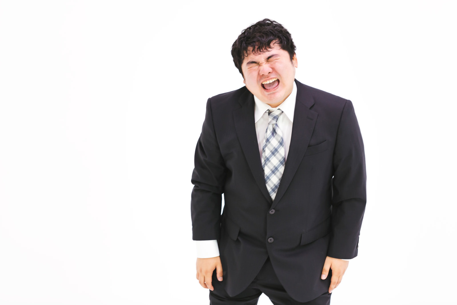 「涙ながらに訴える出向社員 | フリー素材のぱくたそ」の写真［モデル：段田隼人］