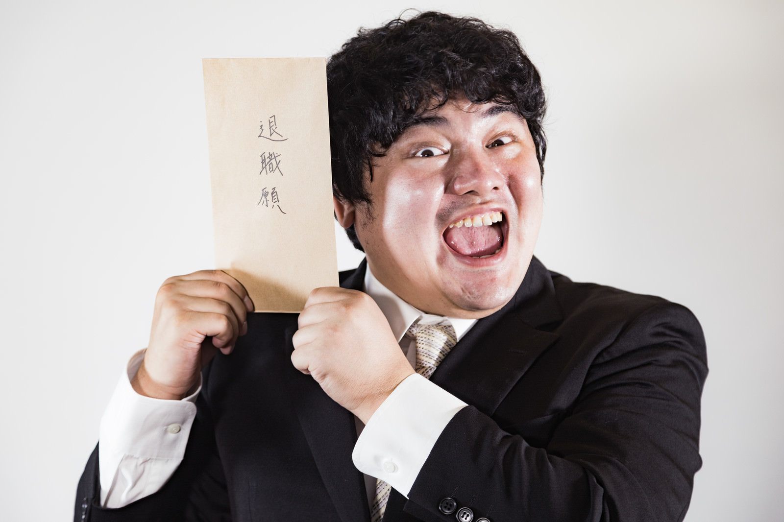 「最後の手段！ 「退職願」 | フリー素材のぱくたそ」の写真［モデル：段田隼人］