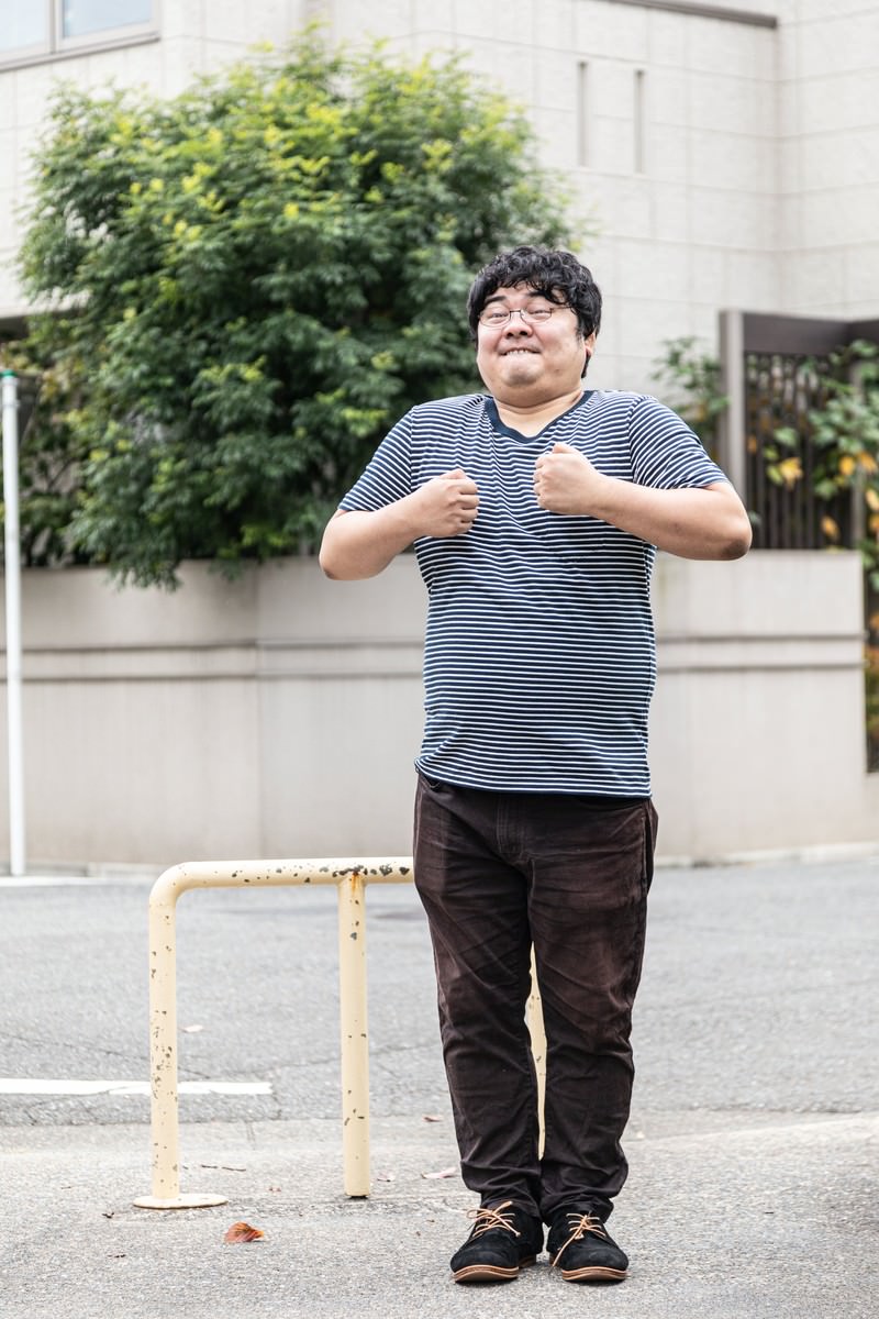 握り拳をにぎって歯を食いしばるメガネ男子の写真素材を拡大 トリミング加工 Jpg画像 ぱくたそ