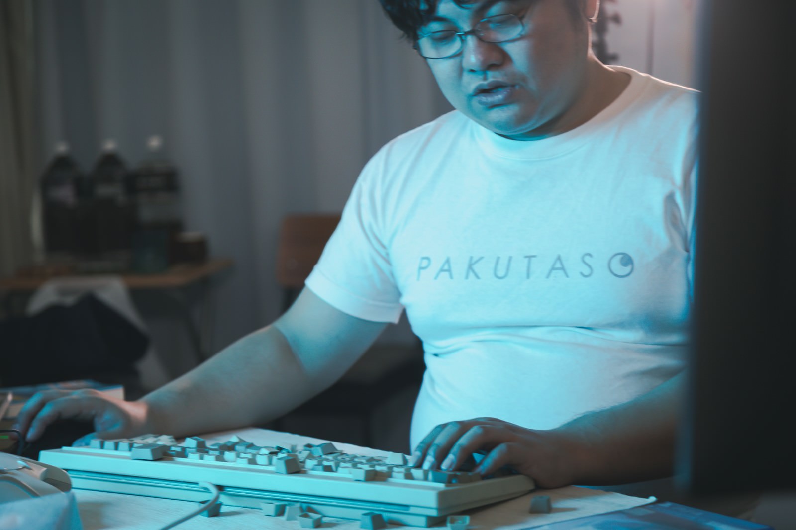 衝動的にキーボードを破壊して虚無感の男性の写真素材 ぱくたそ