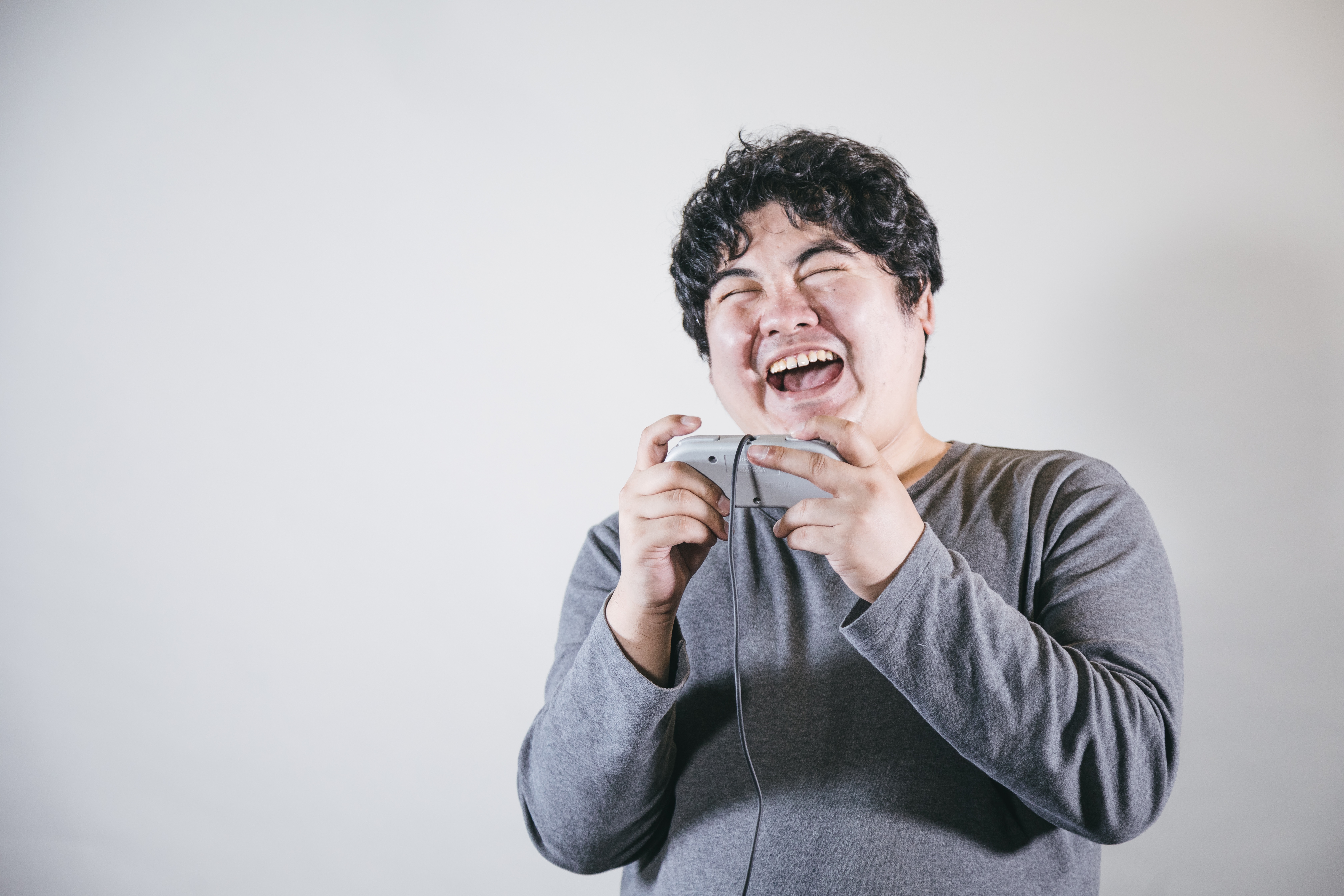 32+ ぱく た そ 7 ゲームをしながら爆笑する男性の無料写真素材 - ID.75102|ぱくたそ