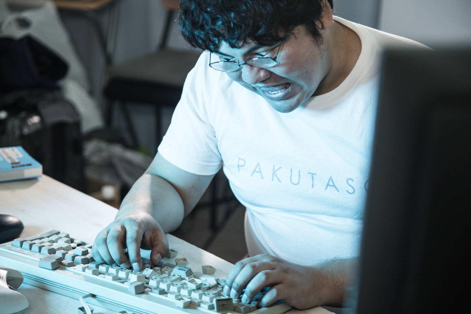 「徹底的に人生潰しにいくと憤怒する廃ゲーマー」の写真［モデル：段田隼人］