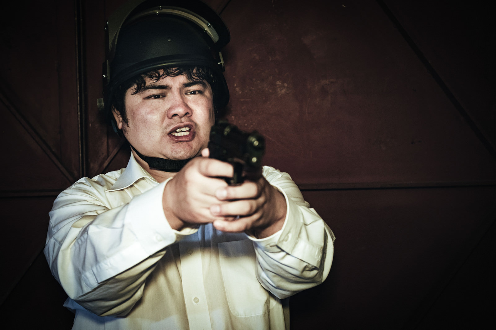 対峙した瞬間 慌てて拳銃を構えてしまう荒野初心者の写真素材 ぱくたそ 対峙した瞬間 慌てて拳銃を構えてしまう荒野初心者の写真素材 ぱくたそ