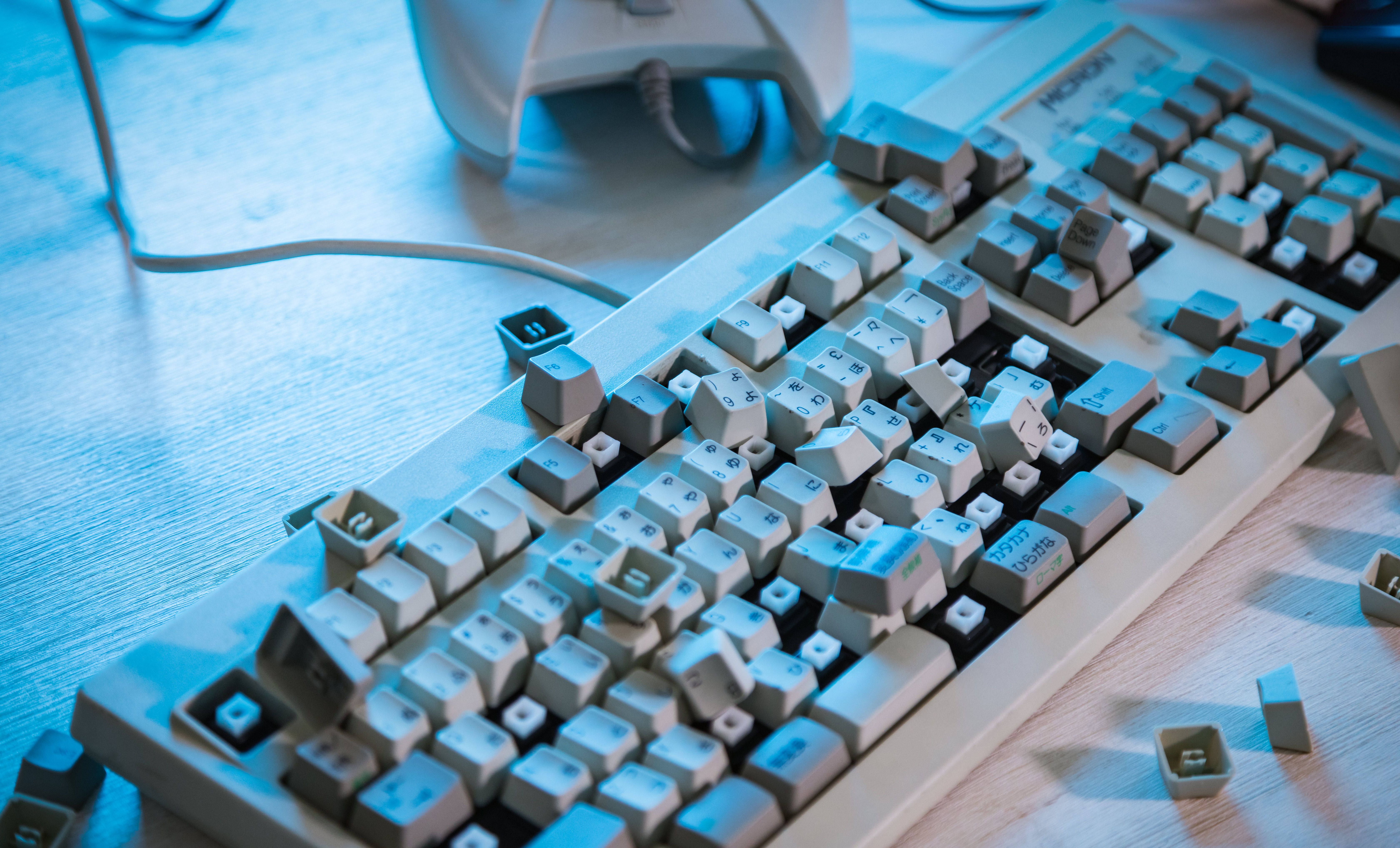 ボロボロになったキーボードの写真素材 ぱくたそ