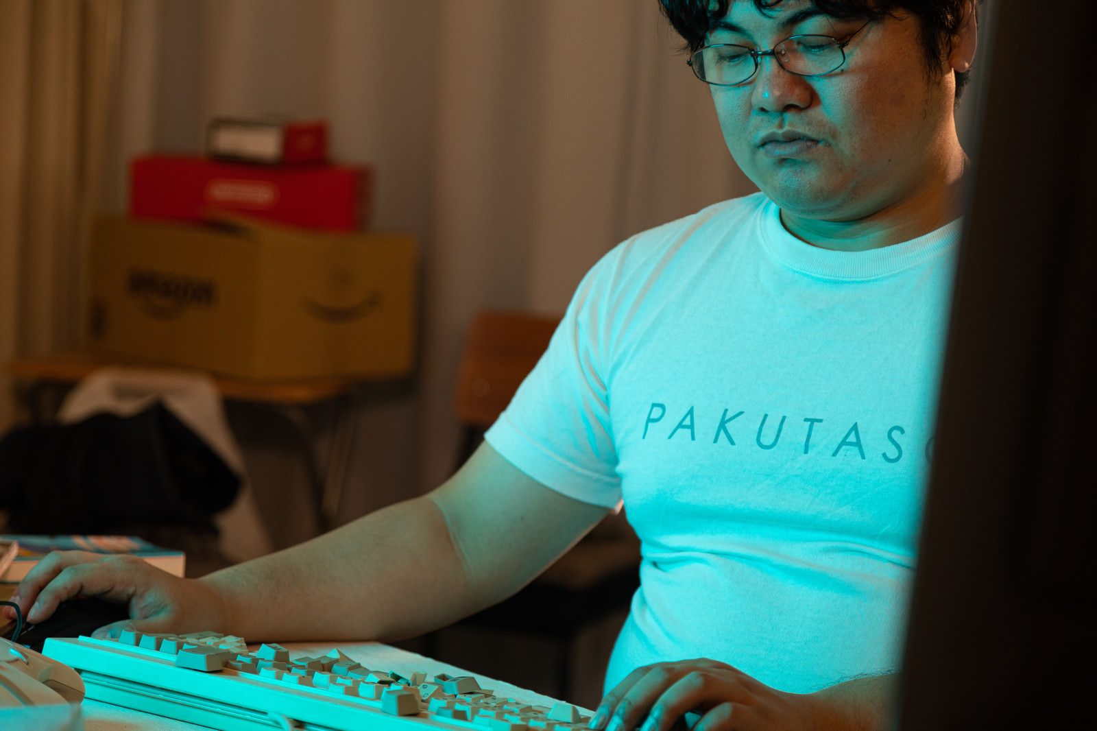 「勝てないのはキーボードのせいだと思いこむゲーマー | フリー素材のぱくたそ」の写真［モデル：段田隼人］