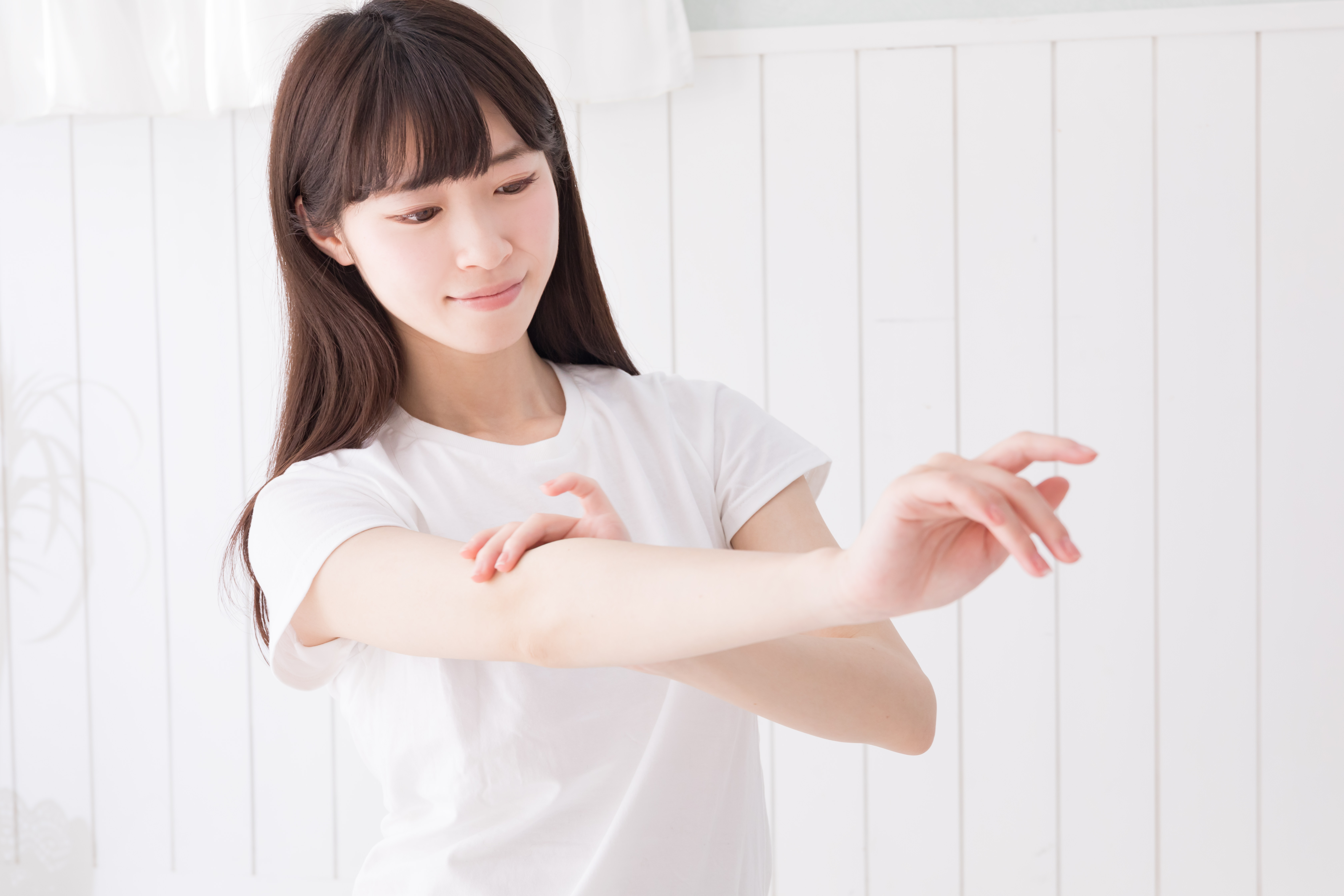 腕の産毛をチェック中の写真を無料ダウンロード フリー素材 ぱくたそ