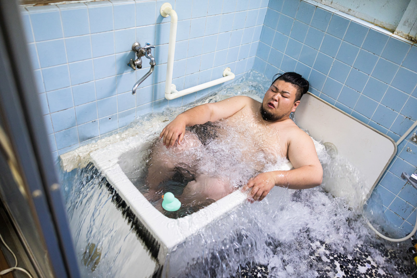 「160キロ超の肥満男子が湯船に浸かった瞬間 | フリー素材のぱくたそ」の写真［モデル：ノリックス］