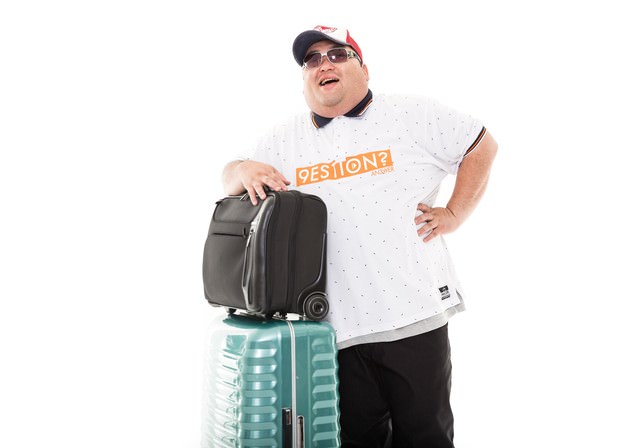 爆買い最高！と笑い声をあげる観光客